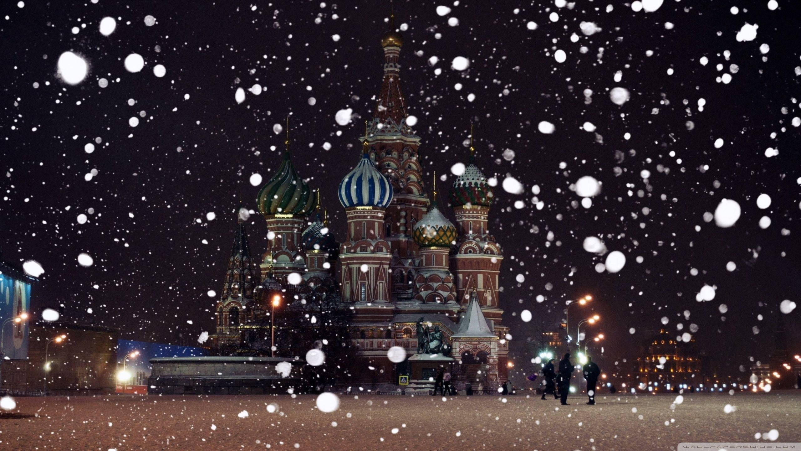 Russia 桌布 壁紙 — 雪花在莫斯科燈火通明的聖瓦西里大教堂上空飄過夜空。