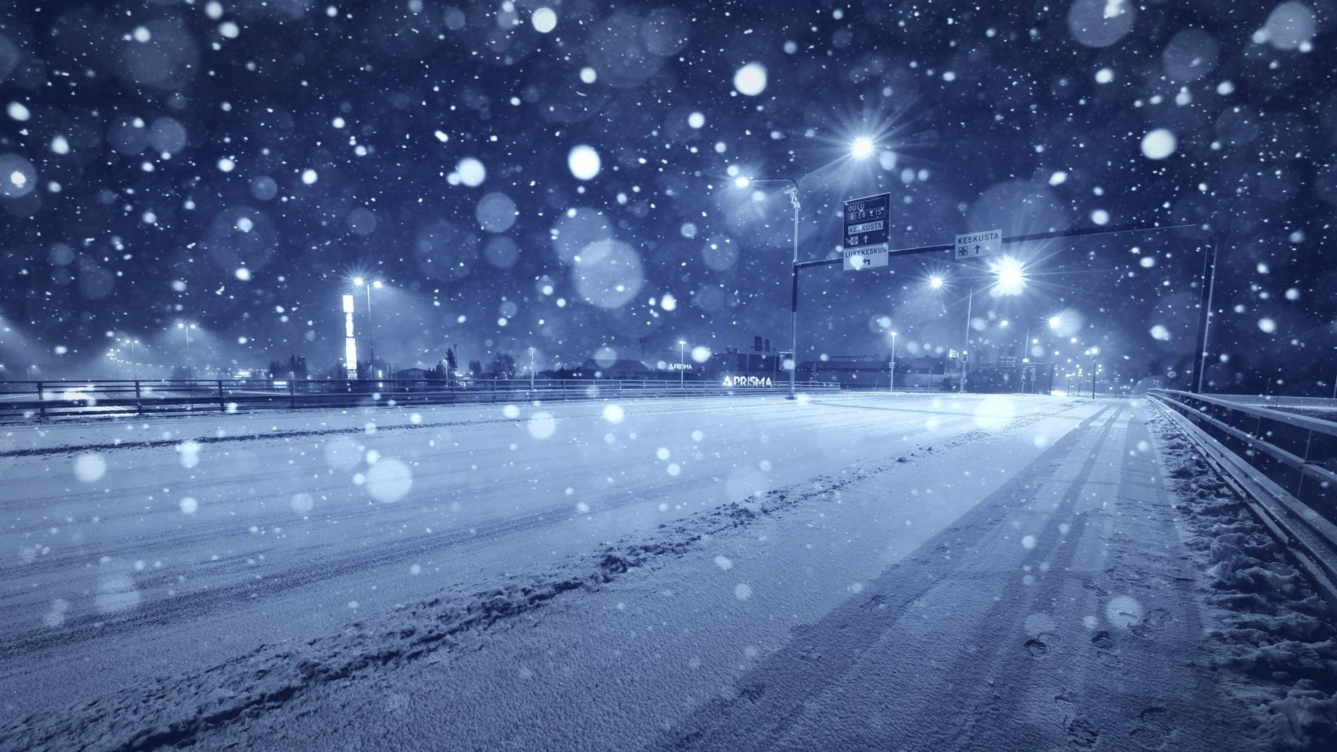 Winter 桌布 壁紙 — 雪花在藍調的夜晚中飄蕩，街燈照亮了空無一人的積雪高速公路。
