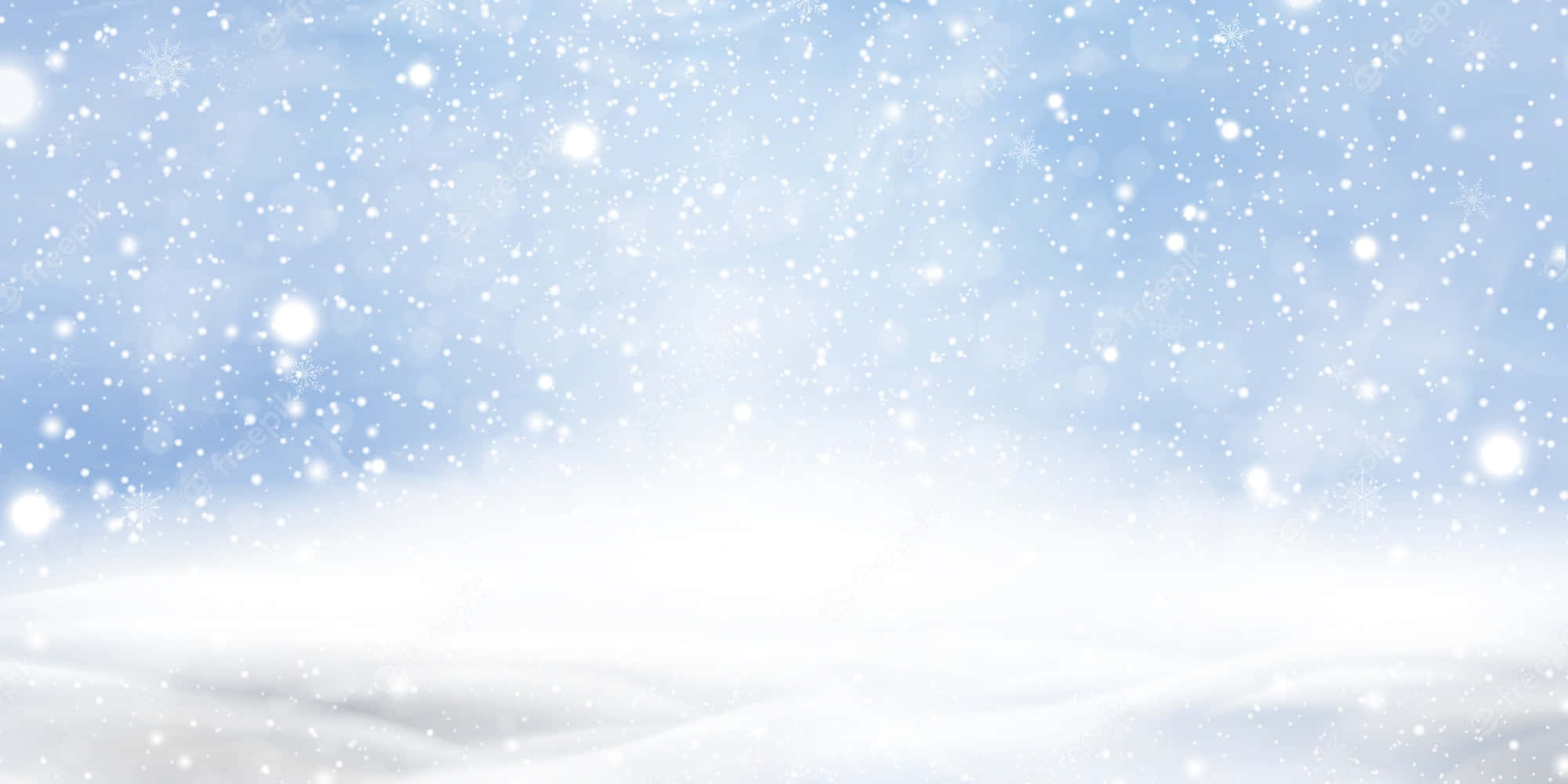Snowing 桌布 壁紙 — 雪花輕輕飄過柔和的藍天，下方是一片寧靜的雪景。