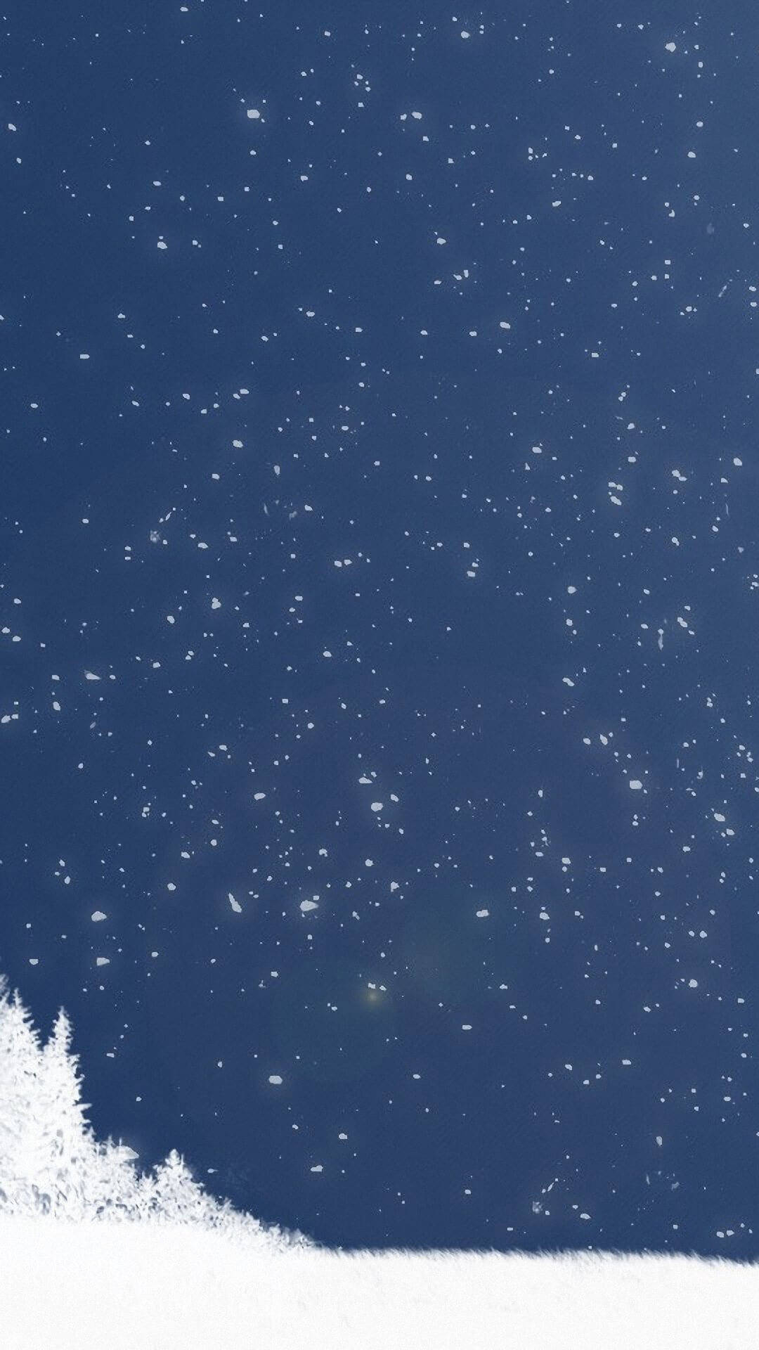 冬季 iPhone 壁紙 桌布 壁紙 — 雪花輕輕飄過深藍色的冰凍湖面，左下角有被雪覆蓋的松樹。