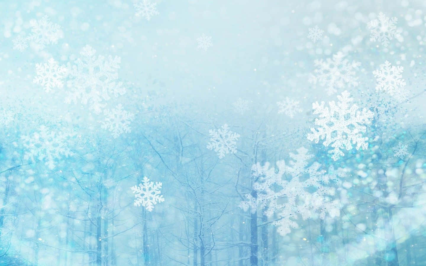 聖誕樹動畫 桌布 壁紙 — 雪花飄過柔和的藍色冬日森林，樹木光禿，散發著閃爍的散景燈光。