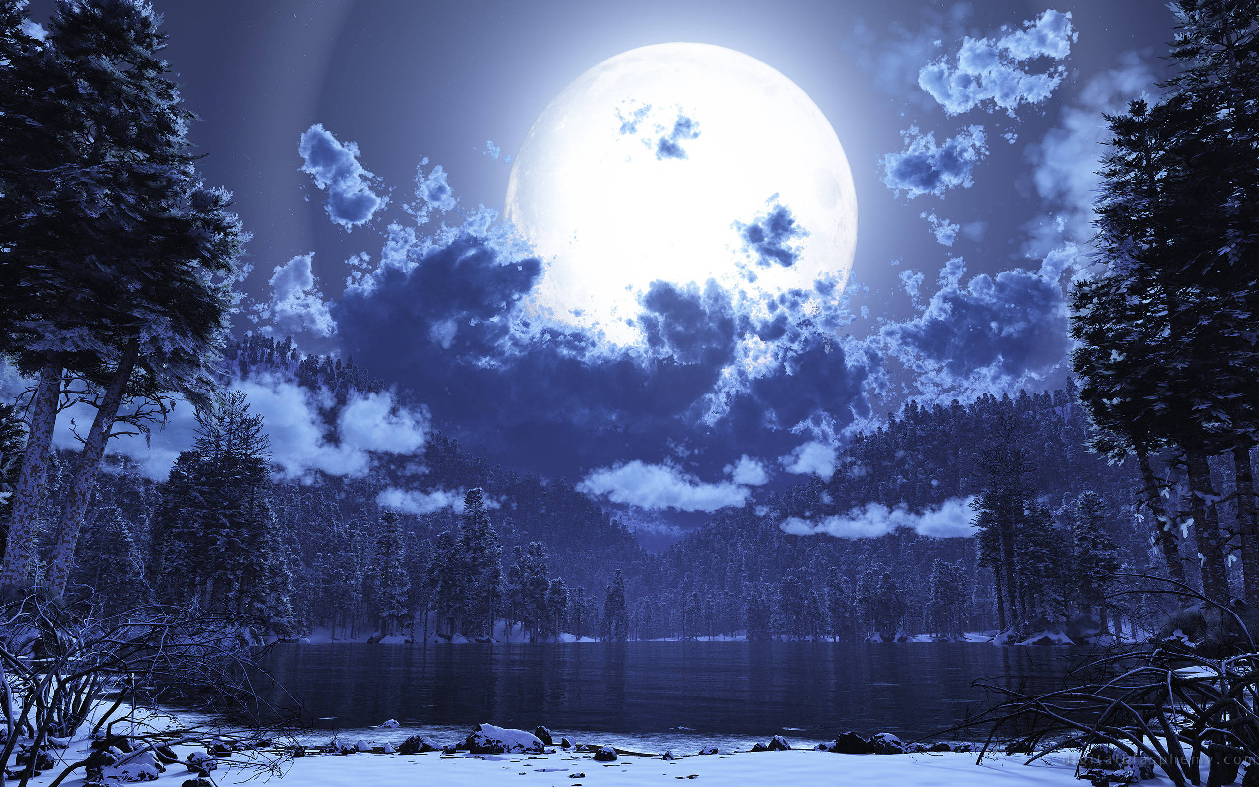 夜空 桌布 壁紙 — 雪覆蓋的森林湖泊，上方懸掛著巨大的發光月亮，戲劇性的雲層投射出空靈的藍光。