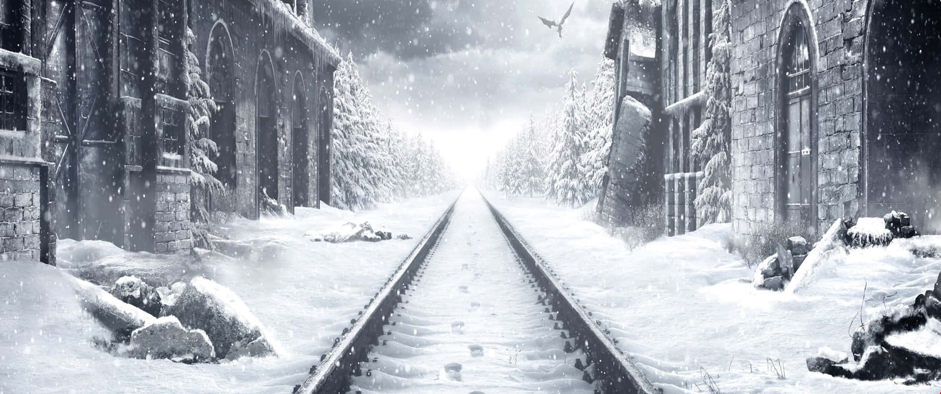  壁紙 — 雪覆蓋著廢棄的鐵路軌道，兩旁是石頭建築，在暴風雪的冬日天空下，有一隻孤獨的鳥在飛翔。