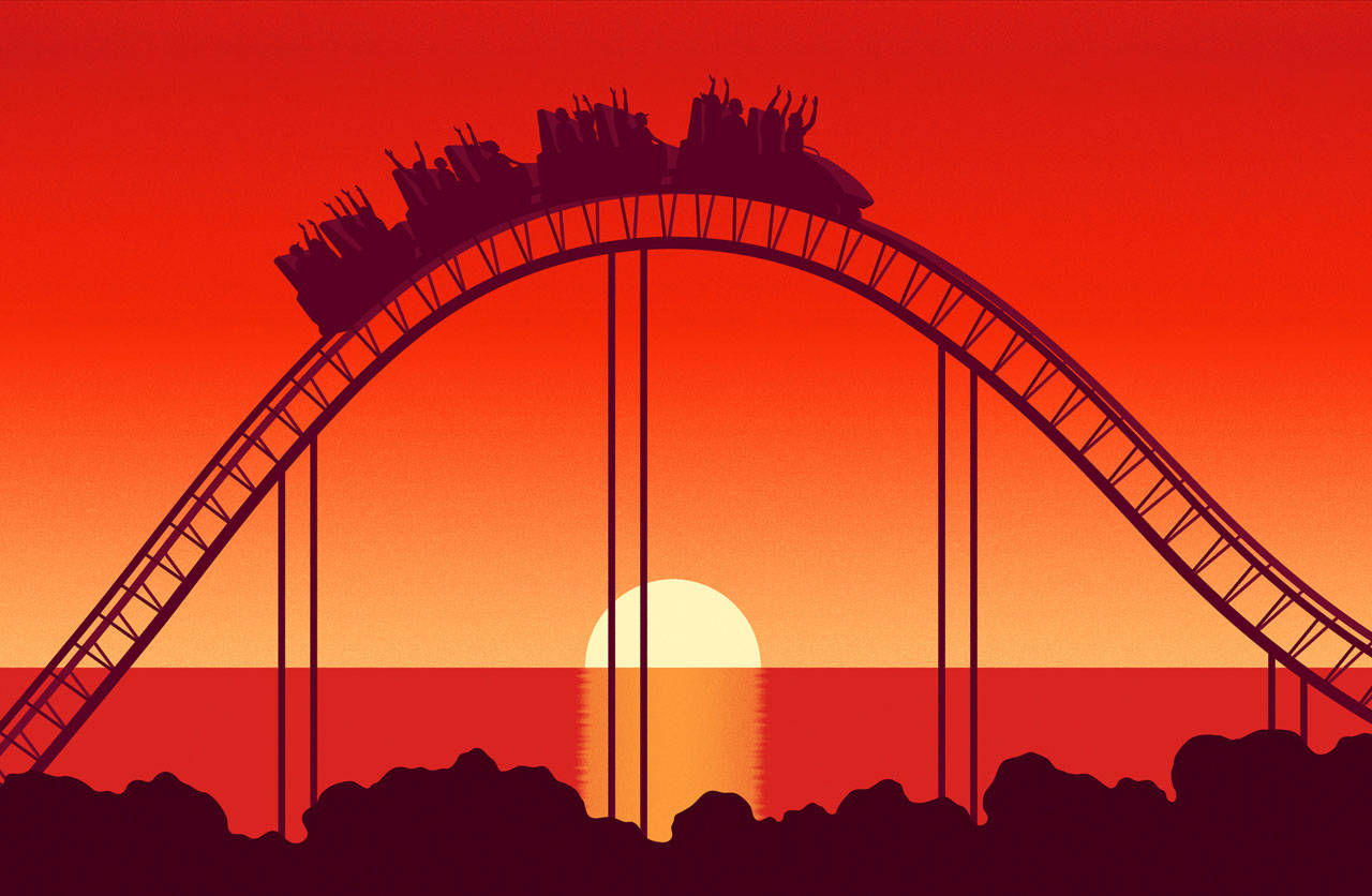 Roller Coaster 桌布 壁紙 — 雲霄飛車的剪影在夕陽上彎曲，帶有鮮豔的紅橙色漸層和黑暗的前景山丘。