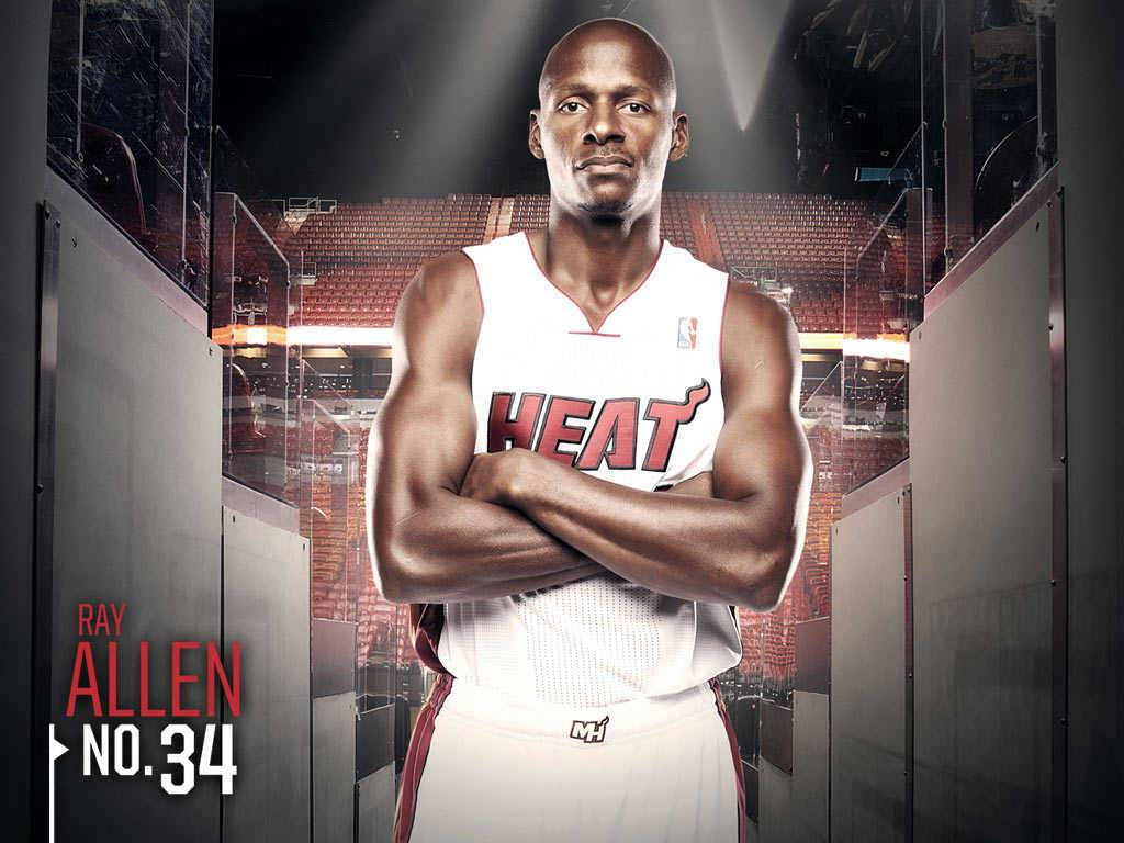 Ray Allen 桌布 壁紙 — 雷·艾倫身穿邁阿密熱火球衣，在昏暗的場館隧道中自信地交叉雙臂站立。