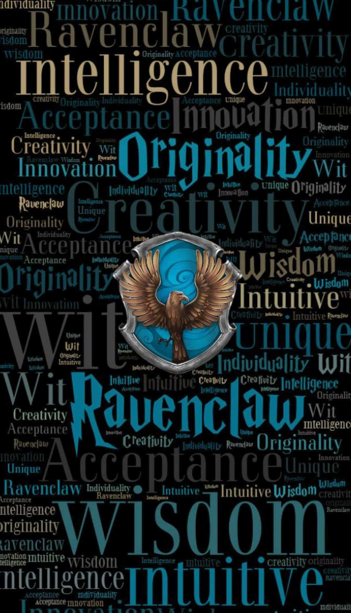 Harry Potter Ravenclaw 桌布 壁紙 — 雷文克勞學院徽章，藍色盾牌上有一隻鷹，周圍環繞著智慧、創造力和智力等詞語，形成文字雲。