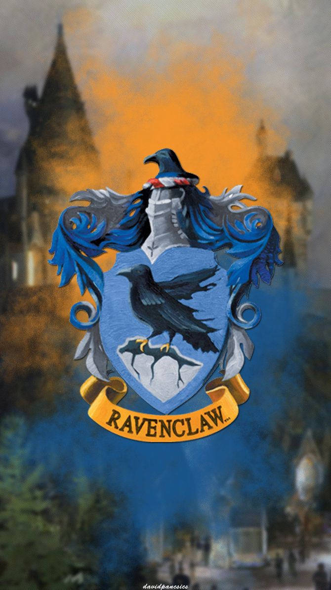 Ravenclaw 桌布 壁紙 — 雷文克勞學院徽章，藍色盾牌和烏鴉站在城堡前，天空呈橙色。