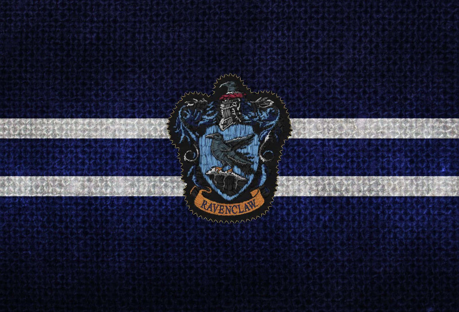 Harry Potter Ravenclaw 桌布 壁紙 — 雷文克勞學院徽章刺繡在帶有銀色條紋的深藍色針織布料上。