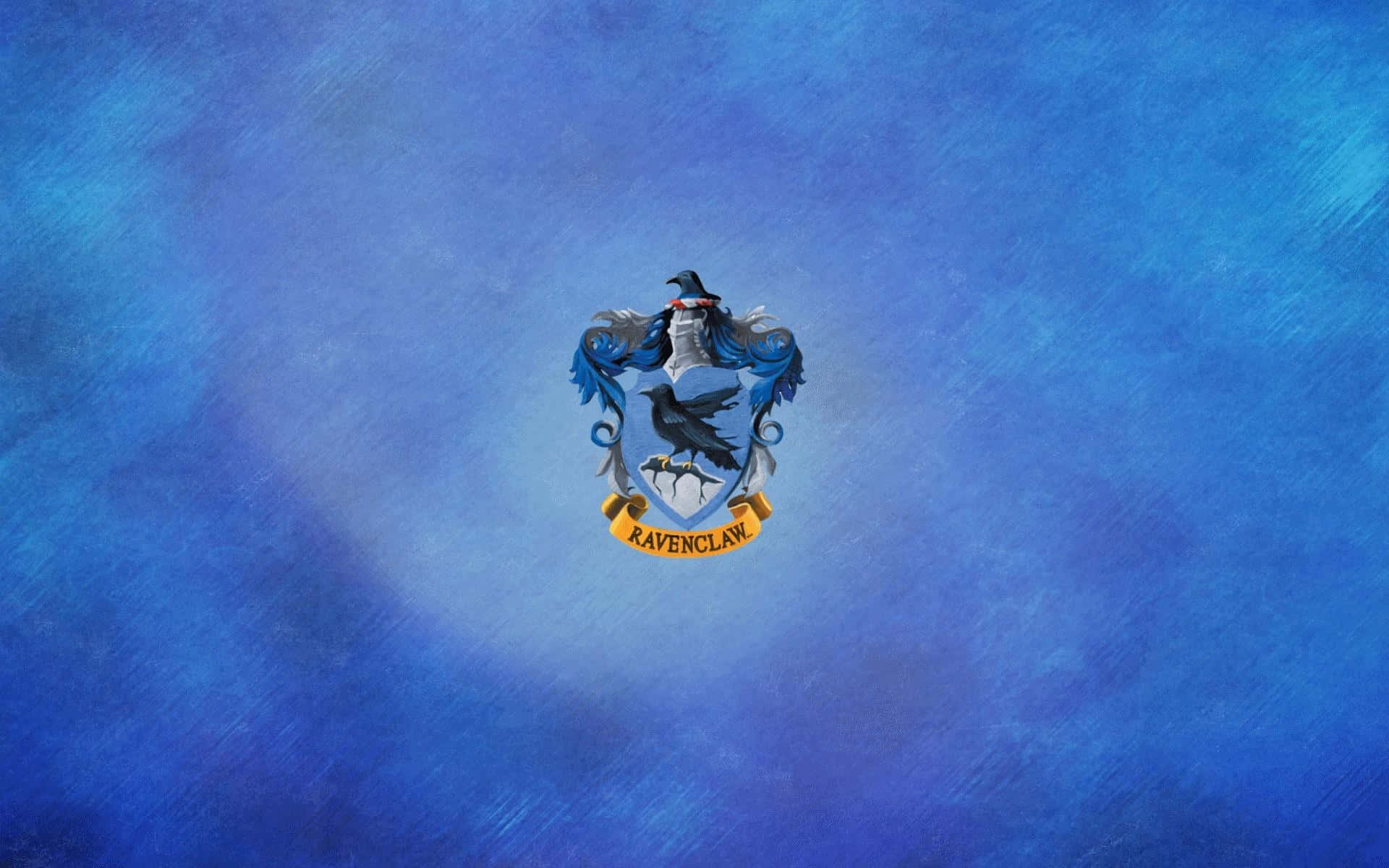 Harry Potter Ravenclaw 桌布 壁紙 — 雷文克勞學院徽章居中置於帶有紋理的藍色漸變背景上，並帶有旋轉筆觸效果。