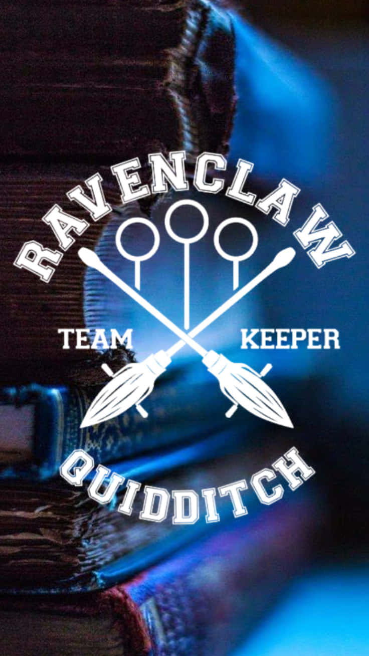 The Hogwarts Quidditch Team 桌布 壁紙 — 雷文克勞魁地奇球隊守門員標誌，帶有交叉的掃帚和圓環，在深藍色紋理背景上發出白色光芒。
