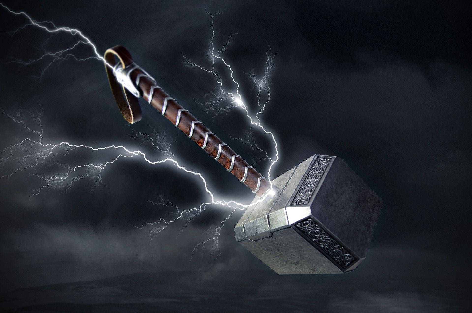 Thors Hammer 桌布 壁紙 — 雷神之鎚妙爾尼爾在暴風雨的黑暗天空中閃爍著閃電。