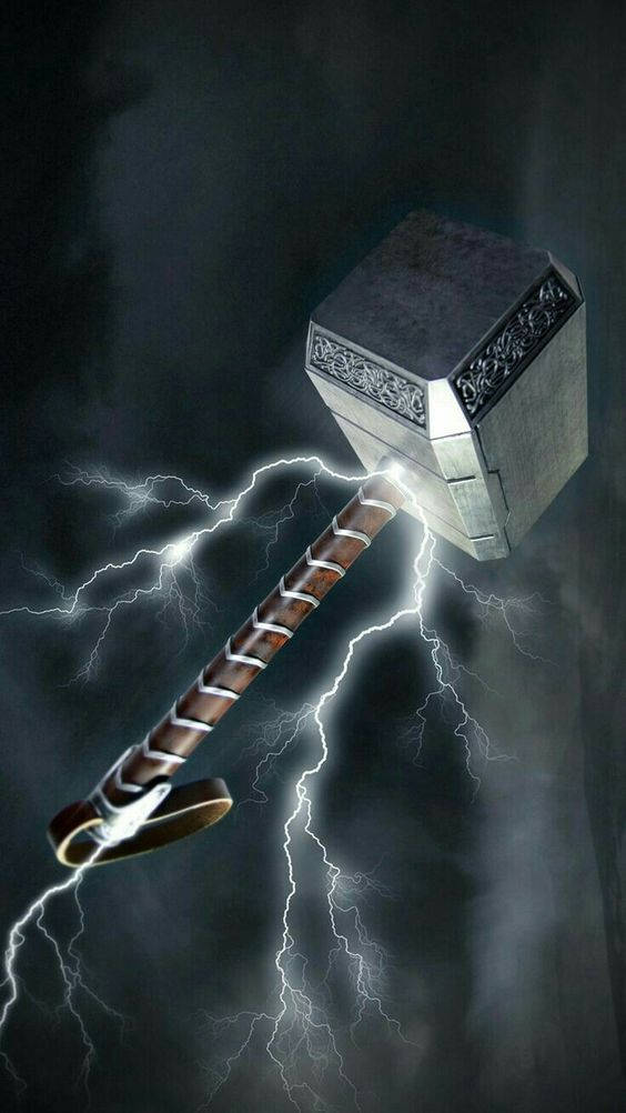 Thors Hammer 桌布 壁紙 — 雷神之鎚妙爾尼爾在黑暗暴風雨的天空中劈啪作響，閃爍著電光。