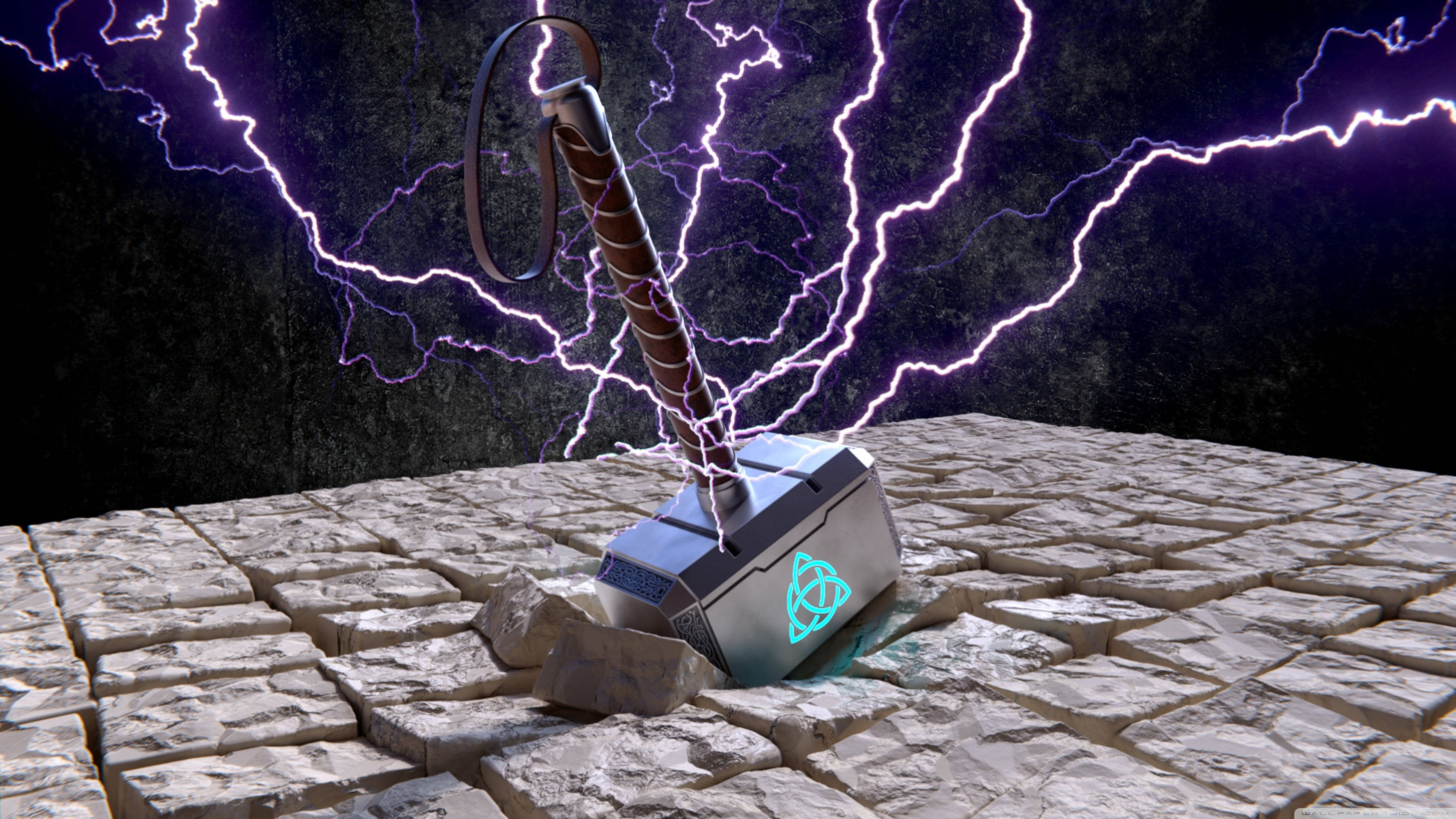 Thors Hammer 桌布 壁紙 — 雷神之鎚妙爾尼爾嵌入石中，紫色閃電在周圍噼啪作響，背景黑暗。