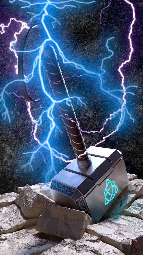Thors Hammer 桌布 壁紙 — 雷神之鎚妙爾尼爾嵌入石中，藍色和紫色的閃電劈啪作響，在黑暗的宇宙背景下環繞著它。