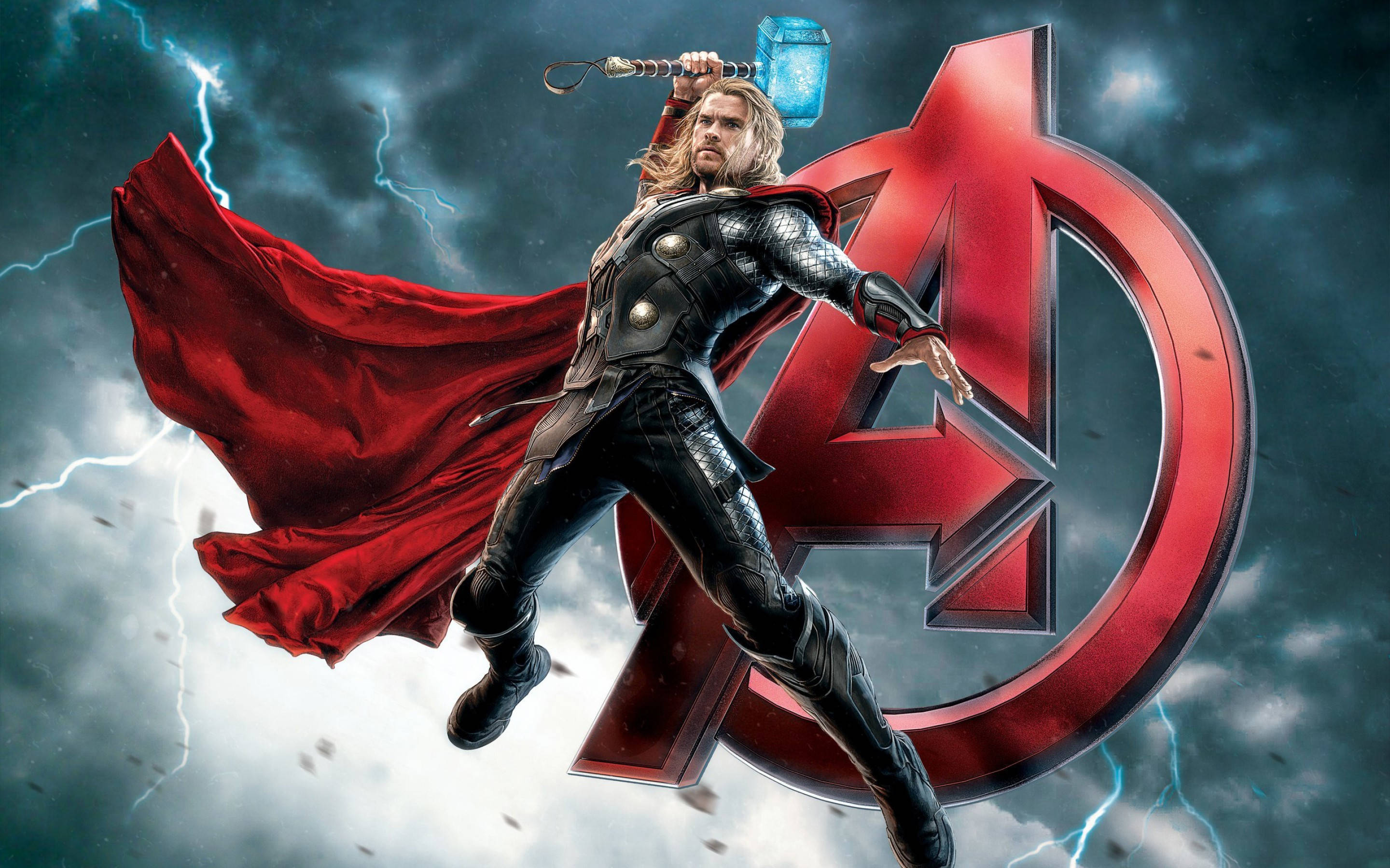 Avengers Logo 桌布 壁紙 — 雷神索爾在暴風雨中翱翔，揮舞著他的錘子，紅色斗篷在他身後飄揚，旁邊是復仇者聯盟標誌。