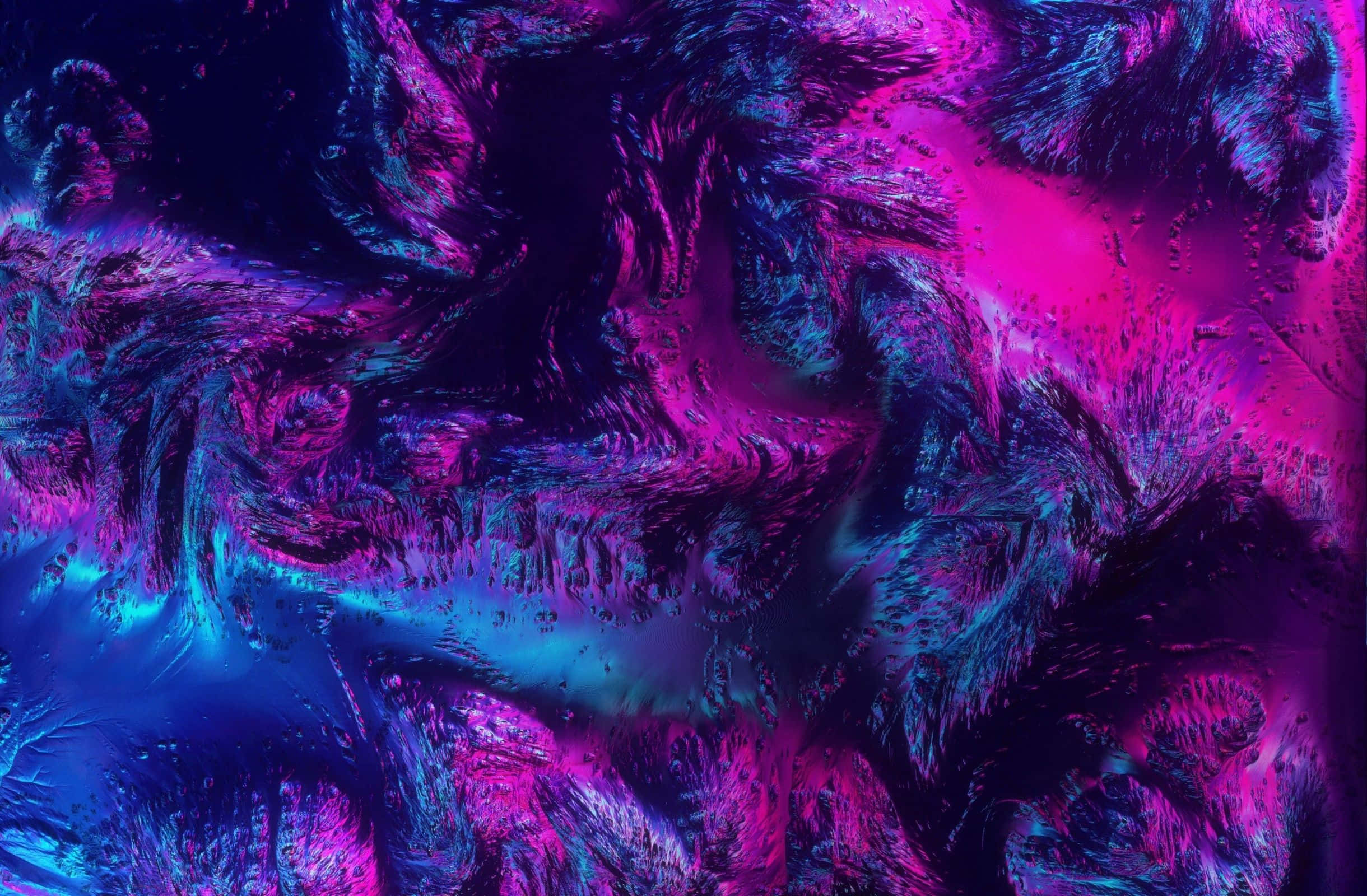 Neon Colors 桌布 壁紙 — 電光紫和霓虹藍的鮮豔漩渦圖案，營造出具有光澤、流體般表面的動態抽象紋理。