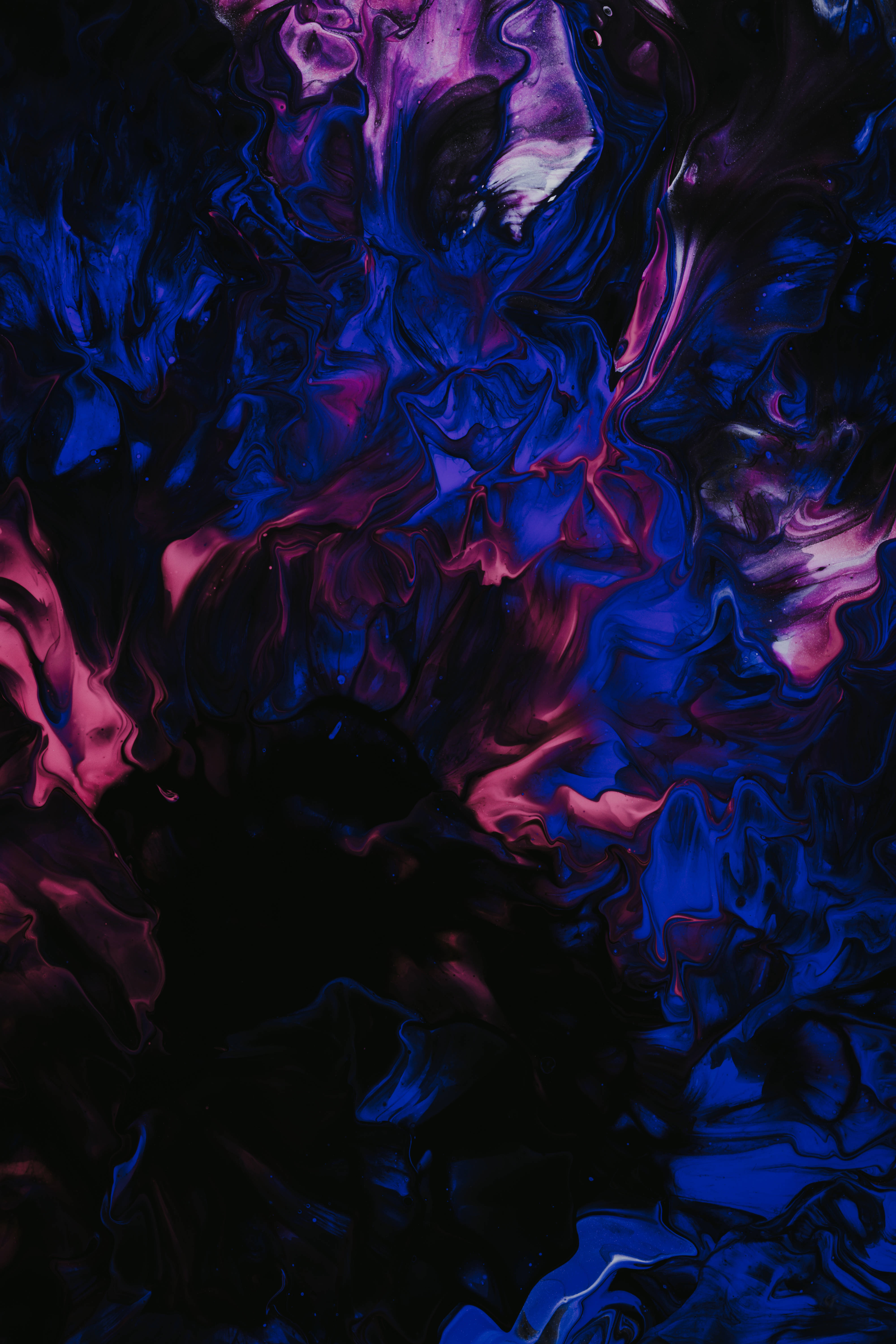 扎染 桌布 壁紙 — 電光藍和洋紅色的鮮豔漩渦在深黑色背景上動態流動。