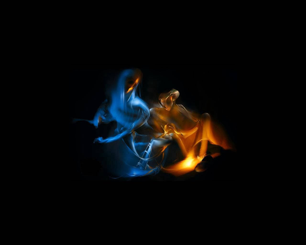 火焰動畫 桌布 壁紙 — 電光藍色和火熱橙色的煙霧動態漩渦在漆黑虛空中舞動，形成迷人的抽象構圖。