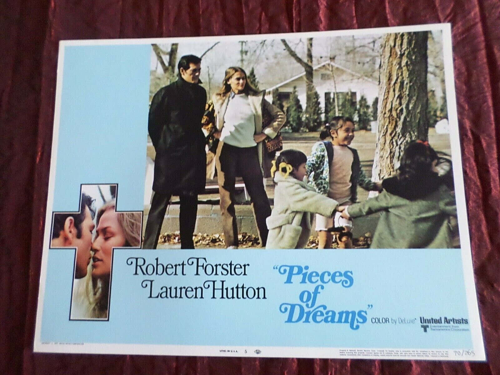actor 桌布 壁紙 — 電影《Pieces of Dreams》的復古電影海報， featuring 演員 Robert Forster 和 Lauren Hutton 與孩子們在郊區庭院中。