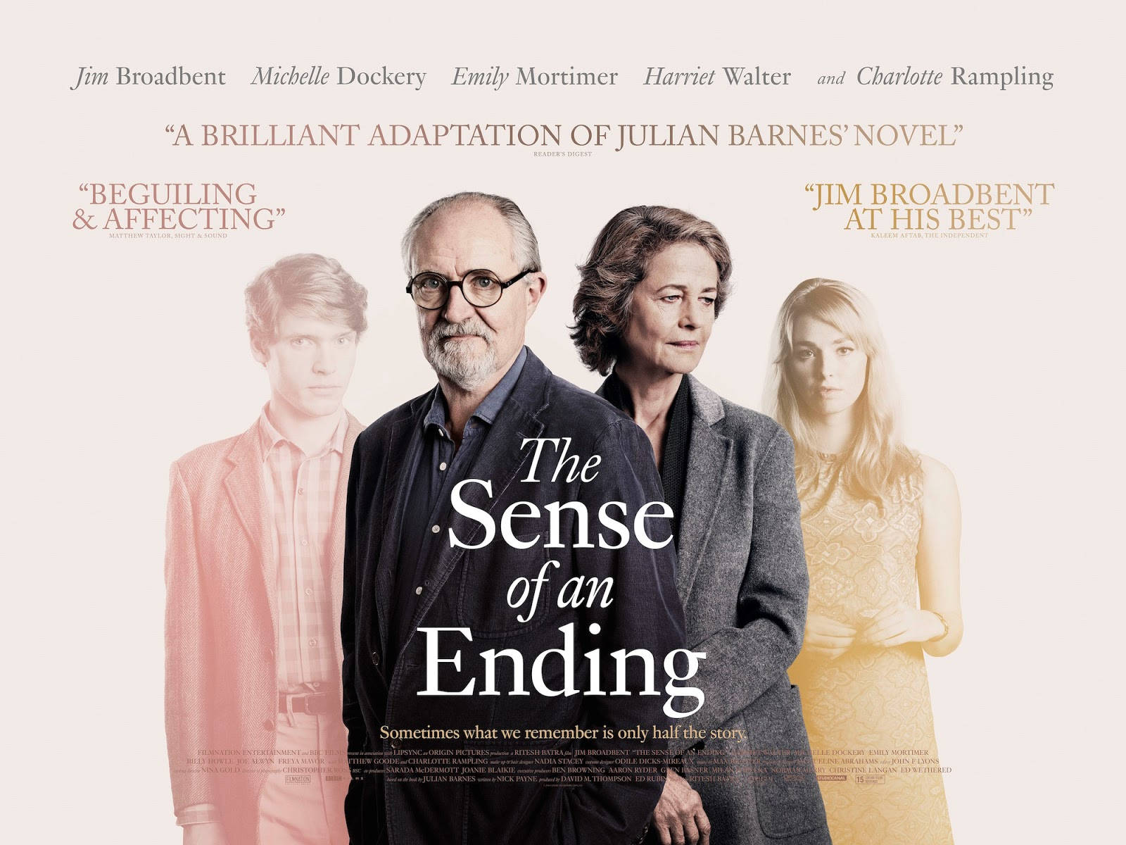 電影動圖 桌布 壁紙 — 電影《The Sense of an Ending》的海報，演員吉姆·布洛班特和蜜雪兒·道克利在柔和的米色背景上，帶有發光文字和褪色的人物剪影。