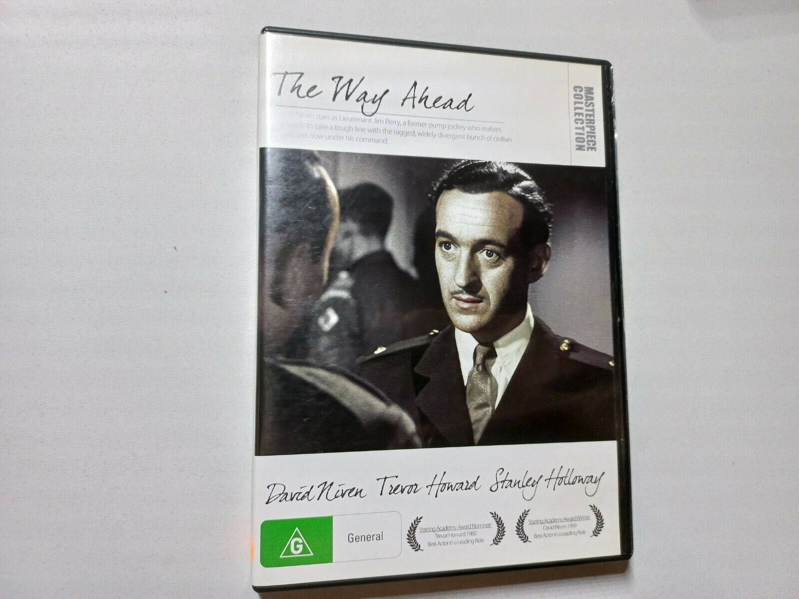 actor 桌布 壁紙 — 電影《The Way Ahead》的復古DVD封面，以素色背景襯托身穿制服演員大衛·尼文的黑白肖像。