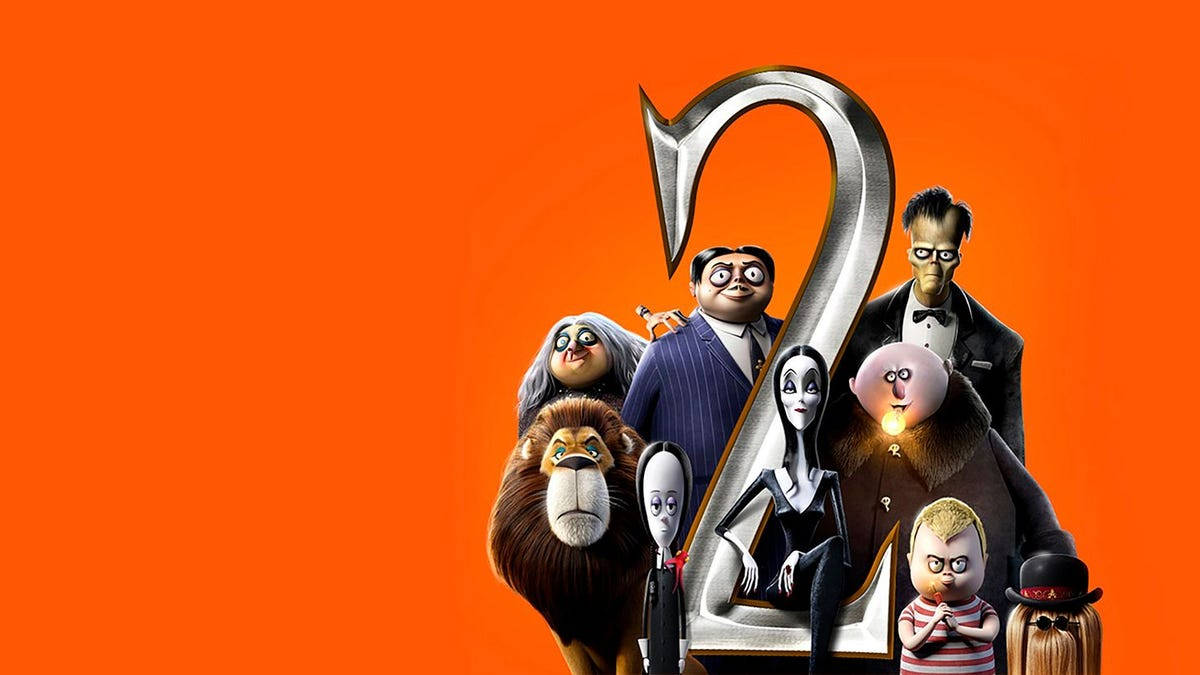 The Addams Family 2 桌布 壁紙 — 電影《尖叫旅社2》中的一群動畫角色在一個大膽的橙色背景前戲劇性地擺姿勢，背景上有一個巨大的金屬數字二。
