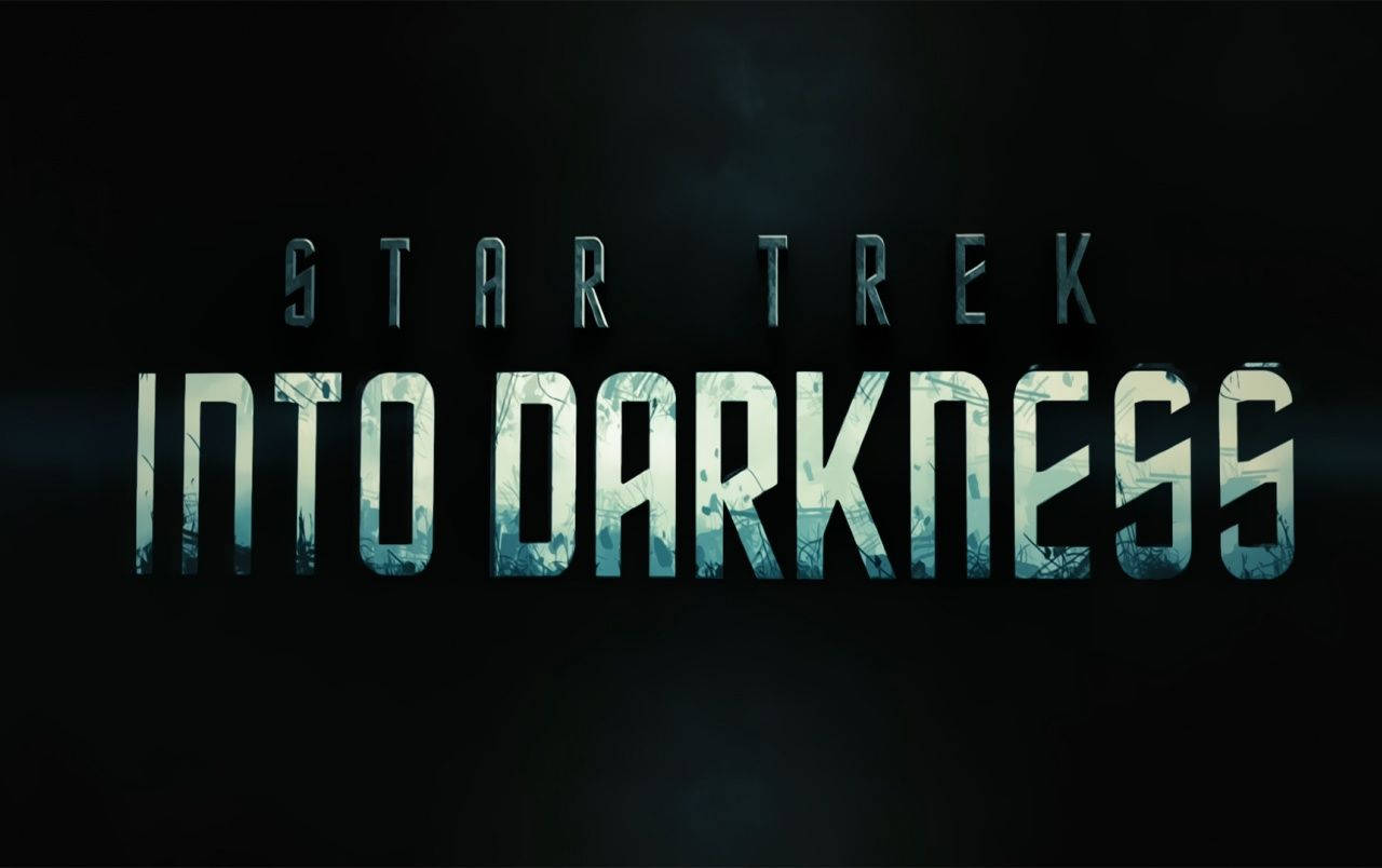 darkness 桌布 壁紙 — 電影標題《Star Trek Into Darkness》在黑暗煙霧背景上閃耀著磨損的金屬質感。