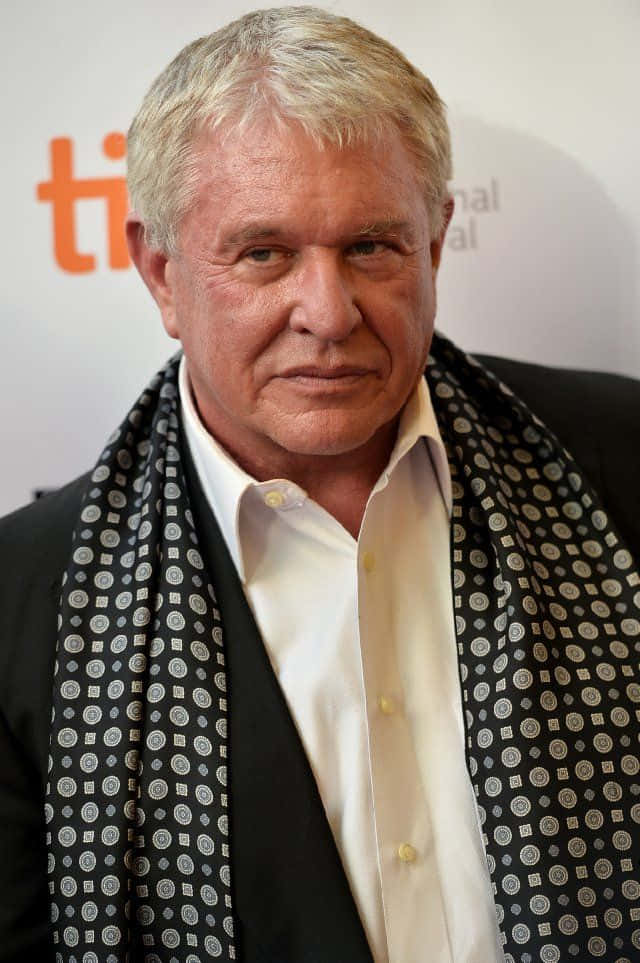 Tom Berenger 桌布 壁紙 — 電影節活動中，一位灰髮男士戴著圖案圍巾的特寫肖像。