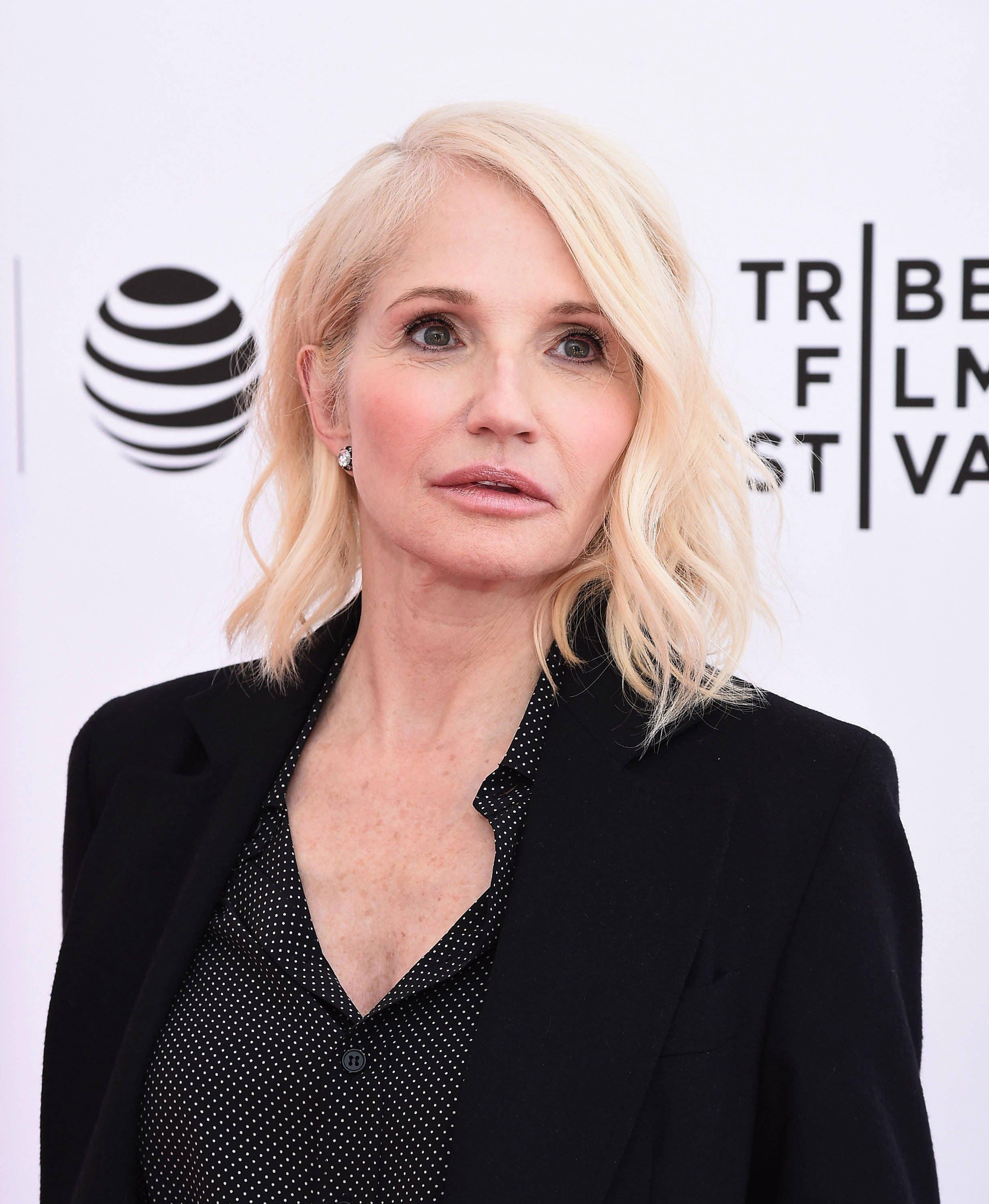 Celebrity 桌布 壁紙 — 電影節活動中，一位金髮女性穿著黑色西裝外套和波點襯衫的特寫肖像。