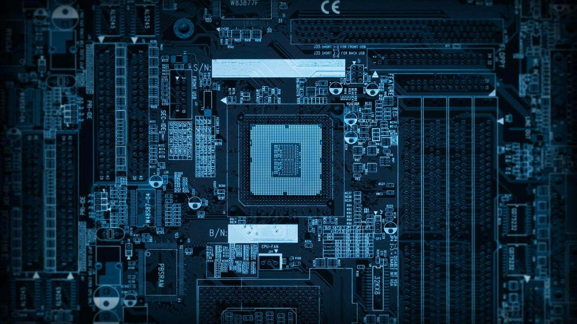 程式碼 桌布 壁紙 — 電腦主機板特寫，發出冷藍光，突顯複雜的電路和中央處理器。