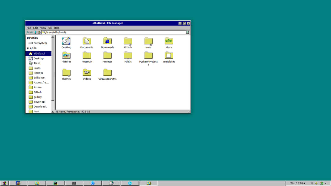 Windows 95 動態圖 桌布 壁紙 — 電腦檔案管理員視窗顯示資料夾，如桌面、文件及下載，背景為純青色桌面。