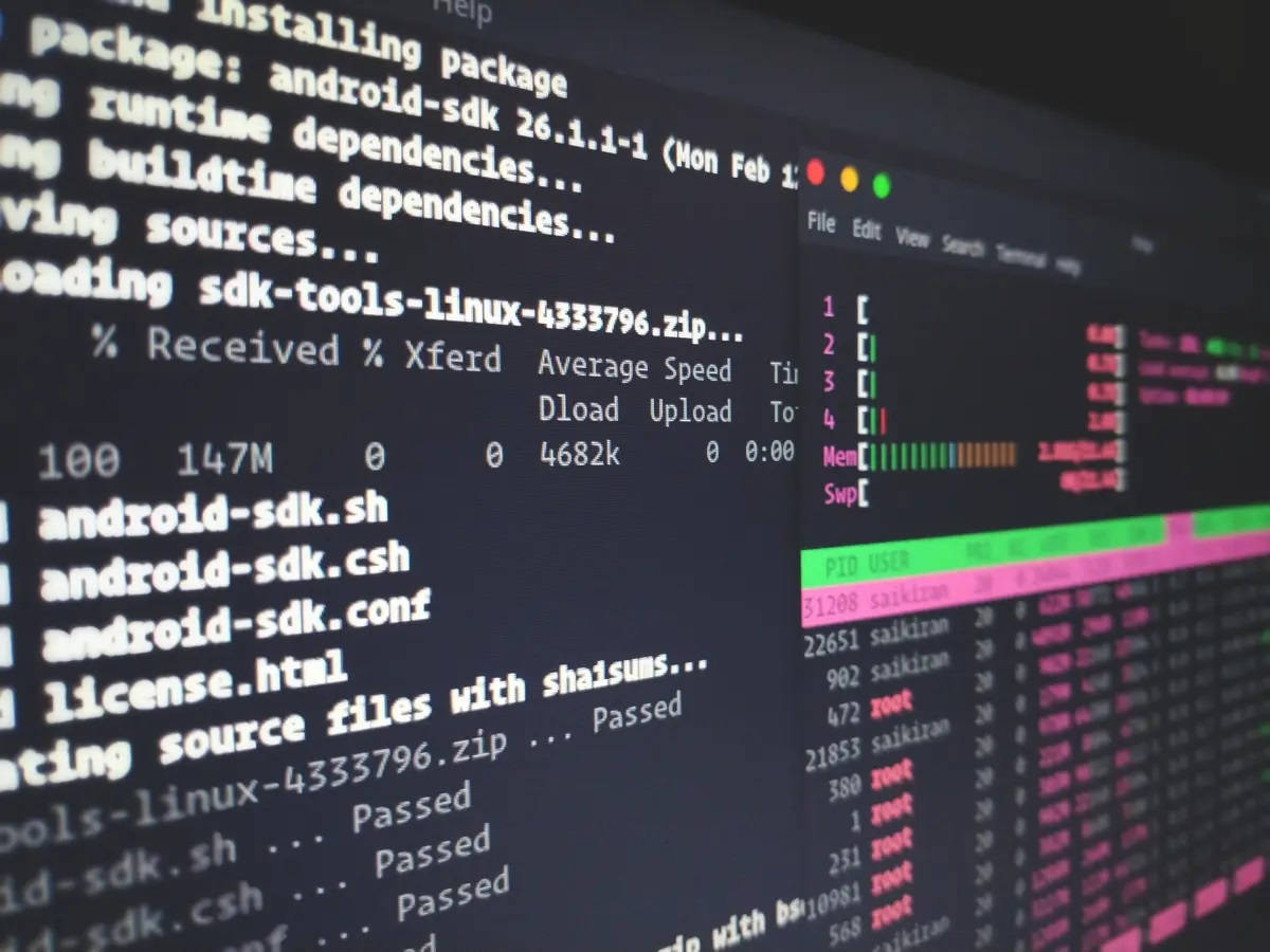 程式設計 桌布 壁紙 — 電腦終端機近距離顯示 Android SDK 安裝日誌，帶有色彩繽紛的命令列輸出。