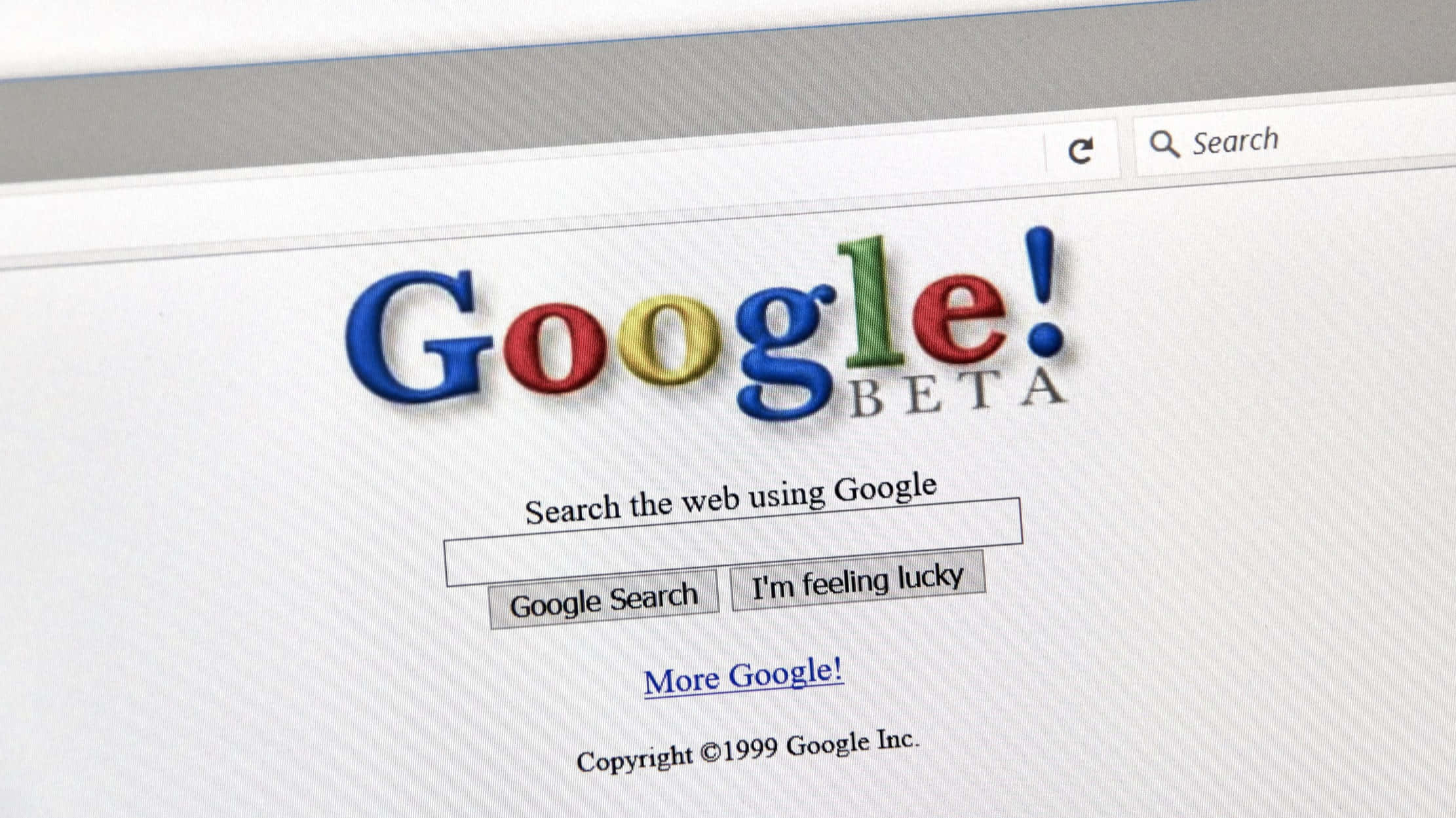 google 桌布 壁紙 — 電腦螢幕上復古 Google Beta 首頁的特寫，帶有彩色標誌和搜尋列。