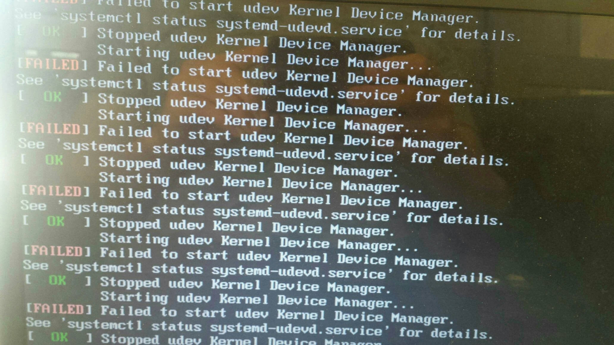 黑色 桌布 壁紙 — 電腦螢幕特寫，顯示重複的 udev Kernel Device Manager 服務失敗錯誤訊息，白色文字在深色背景上。