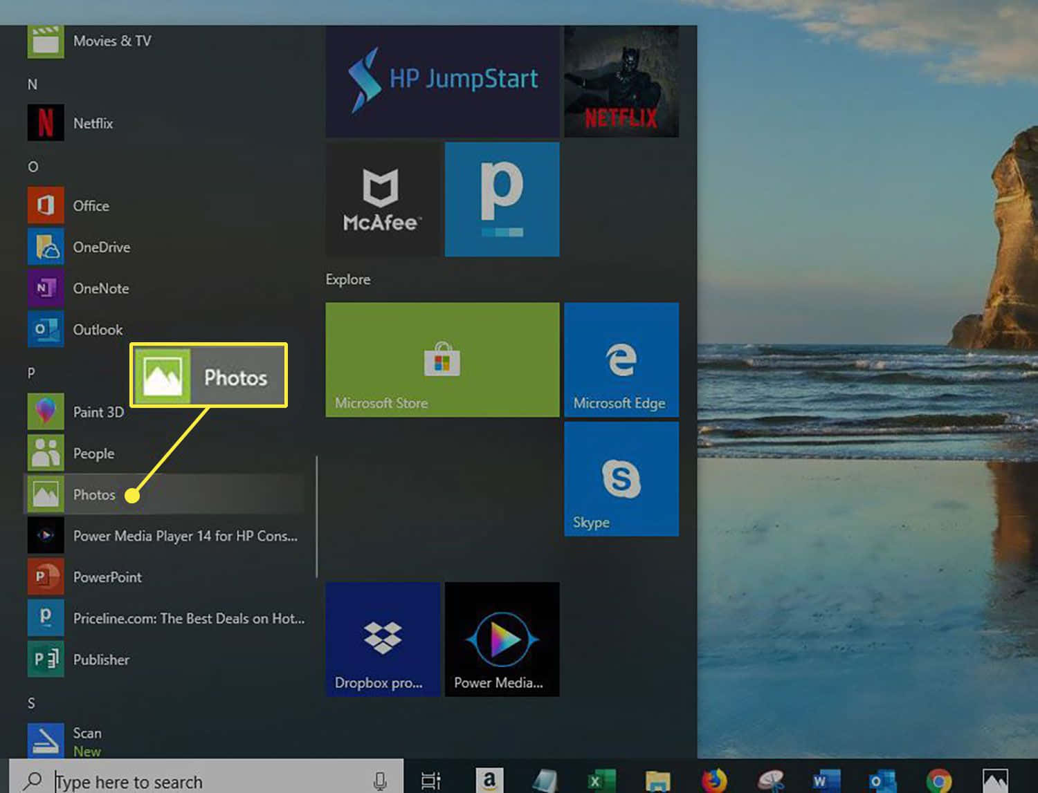 Windows Computer 桌布 壁紙 — 電腦螢幕顯示Windows開始功能表，並突出顯示相片應用程式，背景為有懸崖和海洋波浪的海灘桌布。