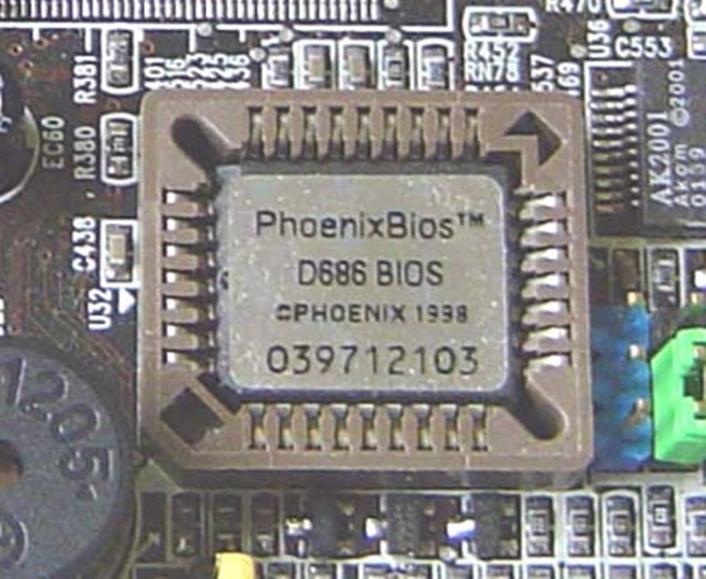 科技動圖 桌布 壁紙 — 電路板上Phoenix BIOS晶片的特寫，可見焊接元件和印刷標籤。