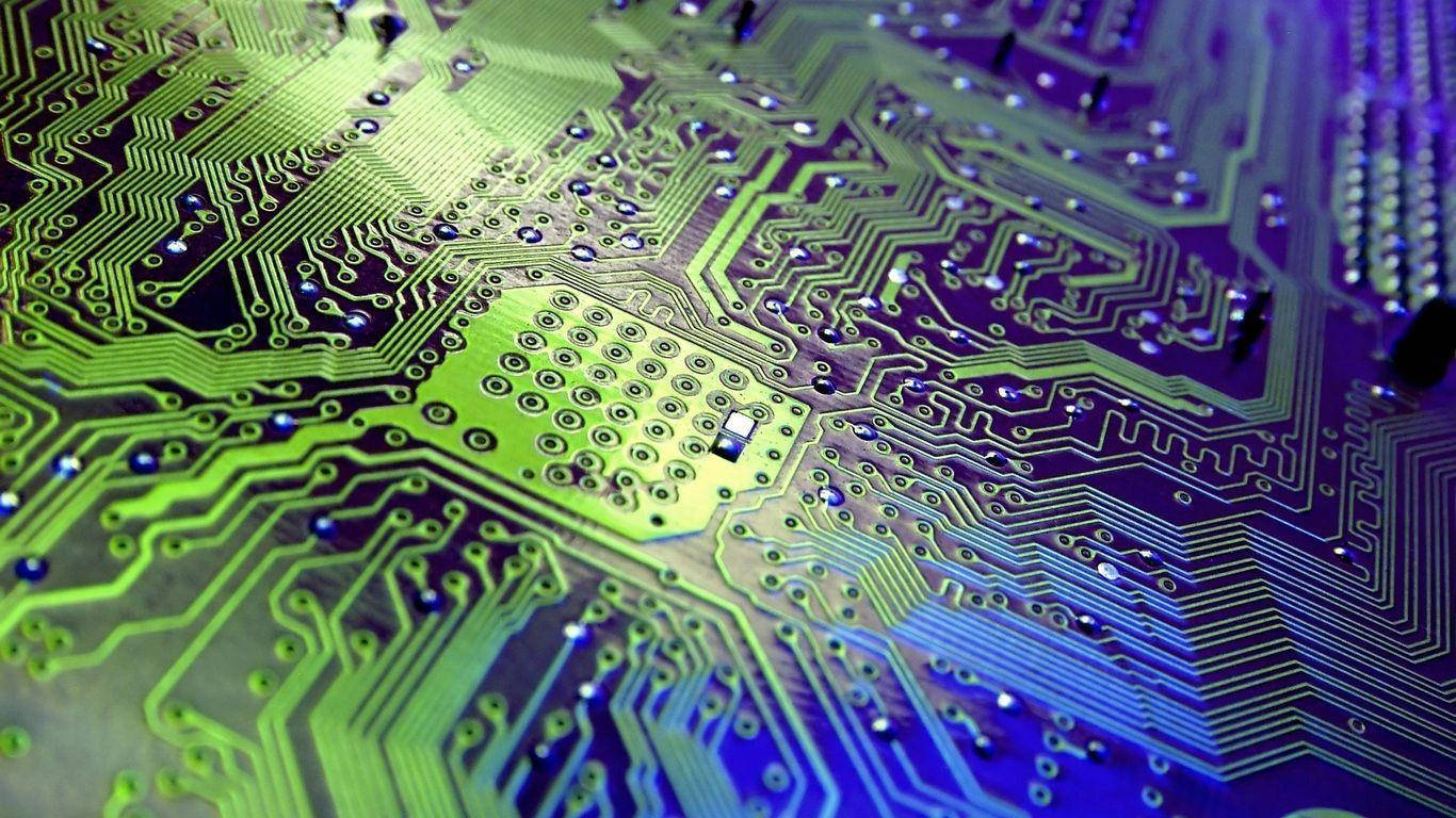 Motherboard 桌布 壁紙 — 電路板的特寫，帶有發光的綠色和藍色路徑以及微小的電子元件。