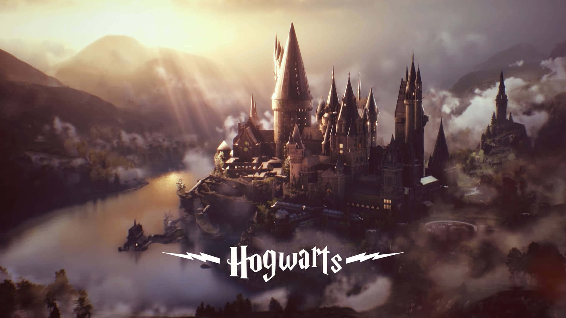 Hogwarts Castle 桌布 壁紙 — 霍格華茲城堡從霧氣瀰漫的水面上雄偉地升起，金色的晨光穿透雲層，在黎明時分。