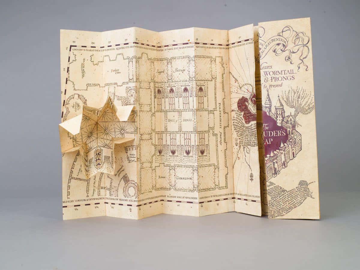 The Marauder's Map 桌布 壁紙 — 霍格華茲城堡的詳細3D彈出式地圖，具有複雜的紙張建築結構和陳舊羊皮紙上的手寫標籤。