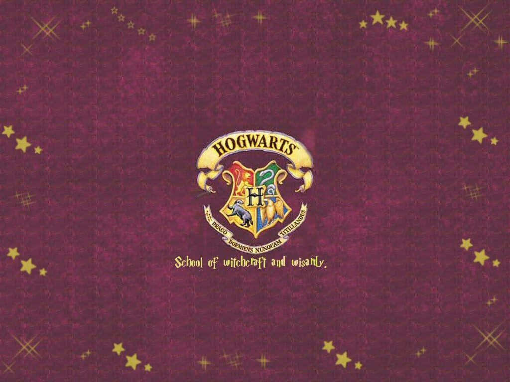 Hogwarts Crest 桌布 壁紙 — 霍格華茲學校徽章在飾有閃爍星星的質感棗紅色壁紙上閃耀金光。