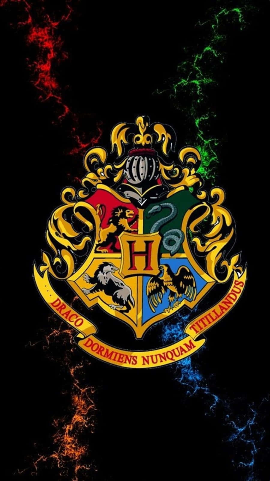 The Hogwarts Houses 桌布 壁紙 — 霍格華茲學校的校徽在帶有紅色、綠色和藍色閃電效果的深色背景上閃爍著充滿活力的魔法能量。