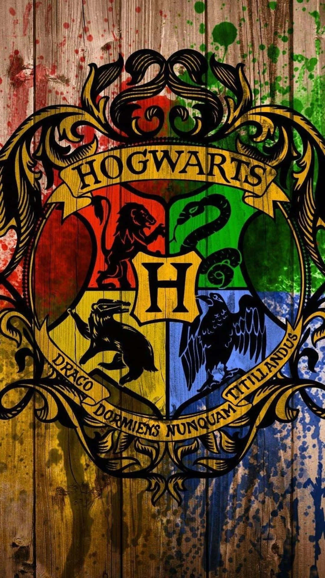 Hogwarts Crest 桌布 壁紙 — 霍格華茲徽章以鮮豔色彩繪製在風化的木板上，帶有油漆飛濺效果。