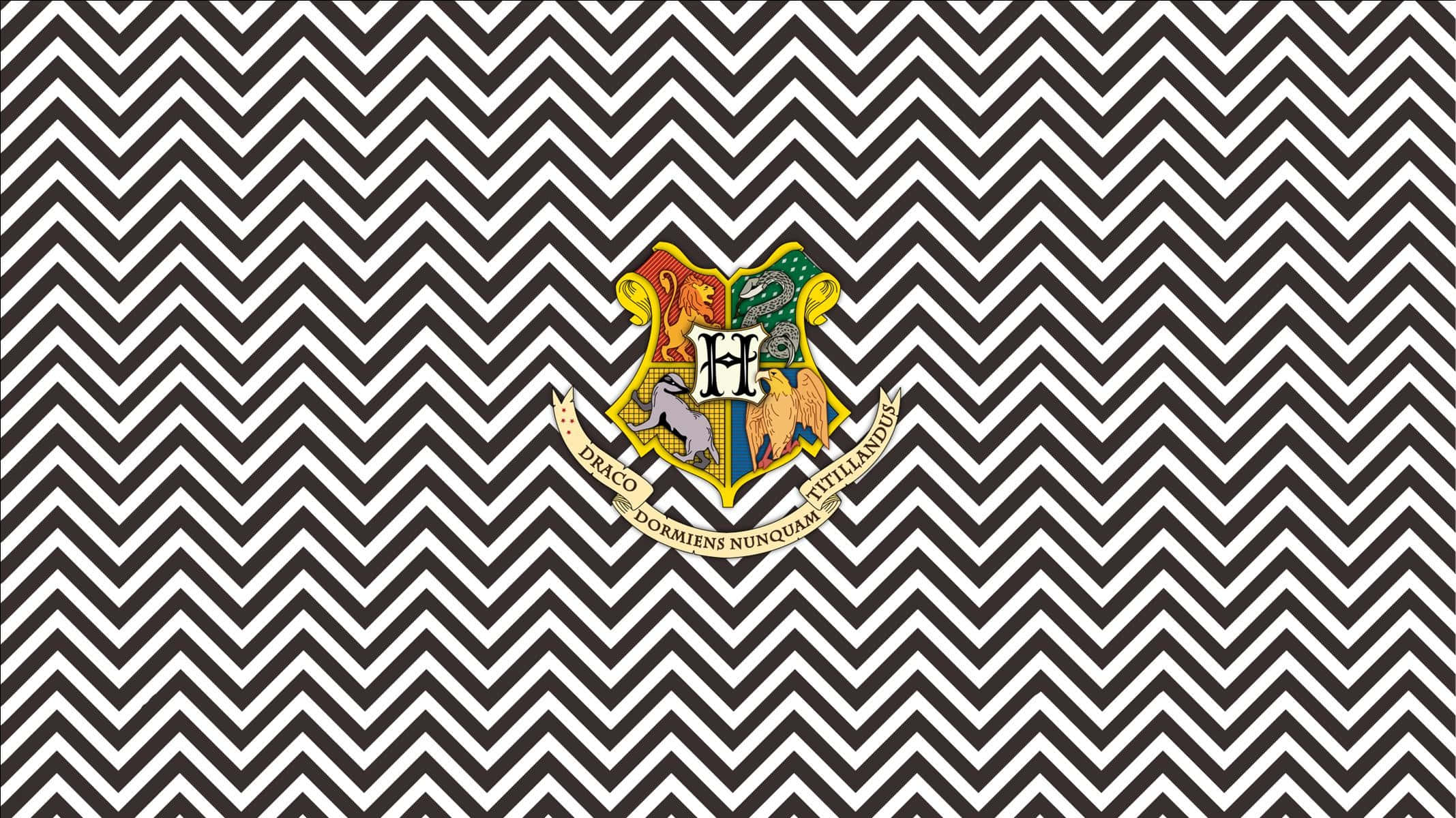Hogwarts Crest 桌布 壁紙 — 霍格華茲徽章置於大膽黑白鋸齒紋壁紙中央。