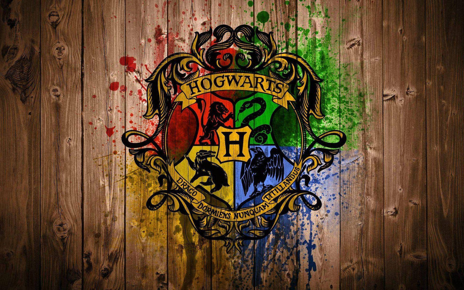 Harry Potter Houses 桌布 壁紙 — 霍格華茲校徽，鮮豔色彩潑灑在風化木板上。