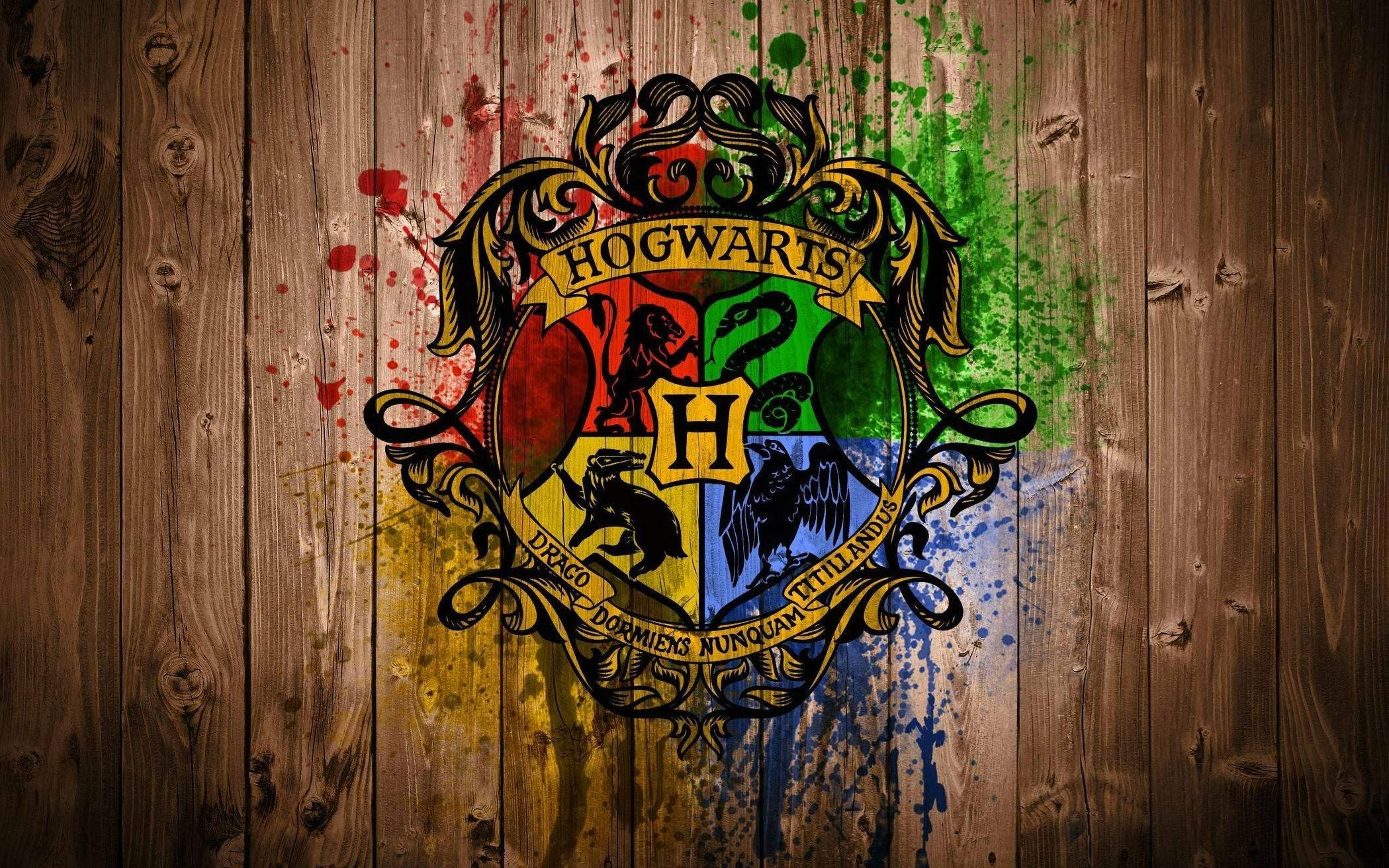 Harry Potter Laptop 桌布 壁紙 — 霍格華茲校徽以鮮豔潑彩繪於質樸木板上。