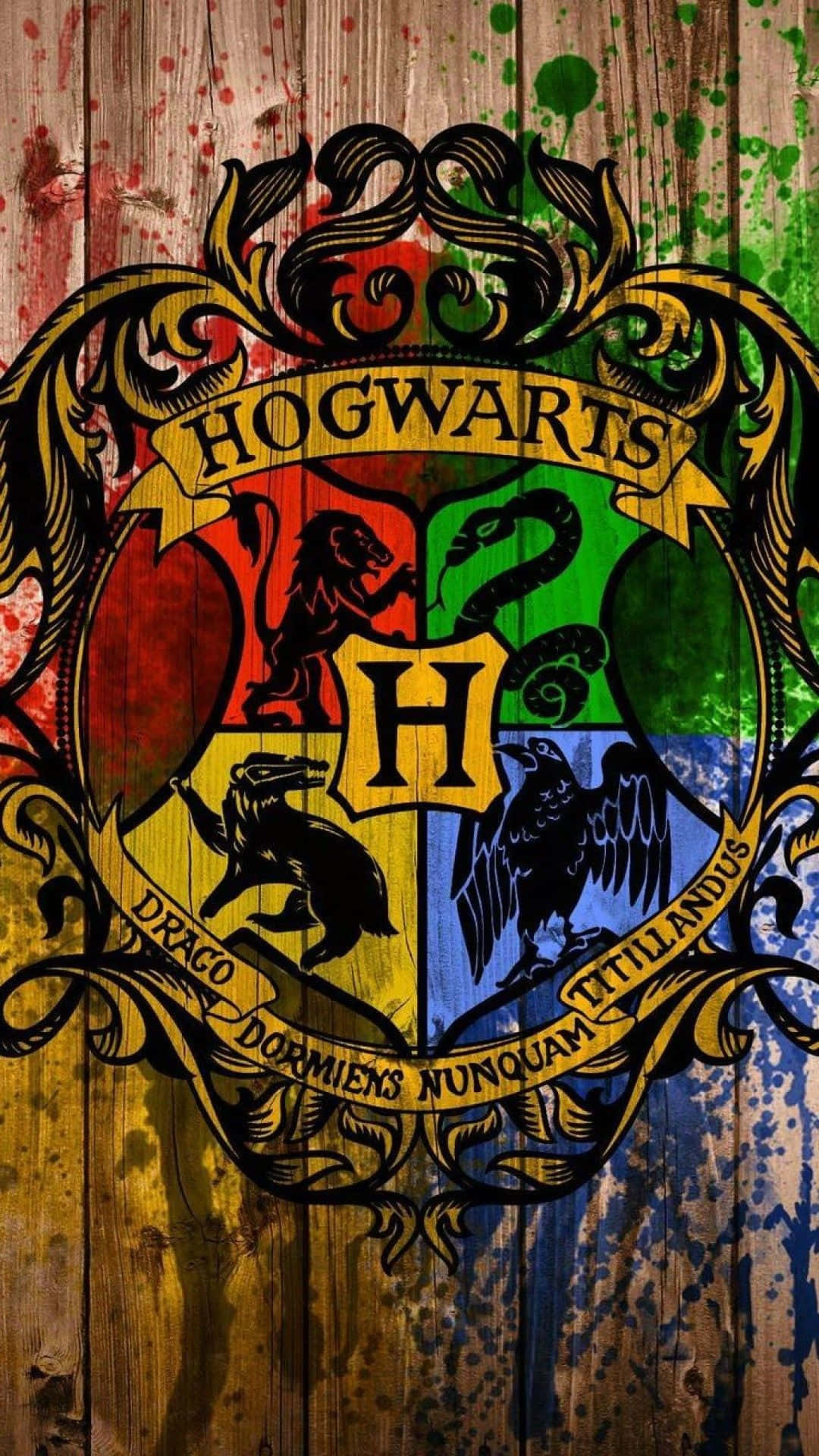 Hogwarts Crest 桌布 壁紙 — 霍格華茲校徽以鮮豔色彩繪製在風化木板上，帶有油漆飛濺效果。