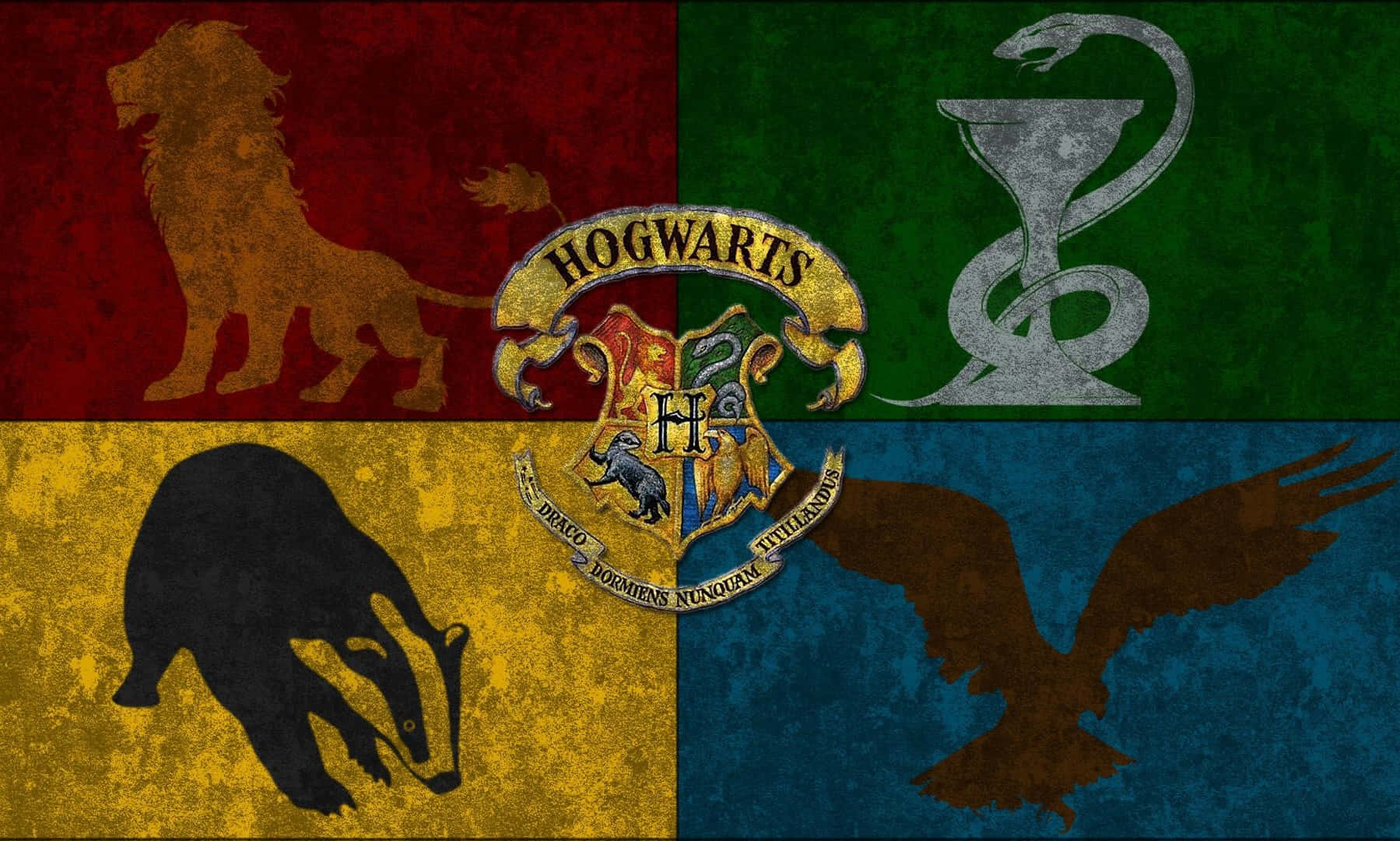 The Hogwarts Houses 桌布 壁紙 — 霍格華茲校徽分成四個學院旗幟，獅子、蛇、獾和鷹的剪影置於紋理背景上。