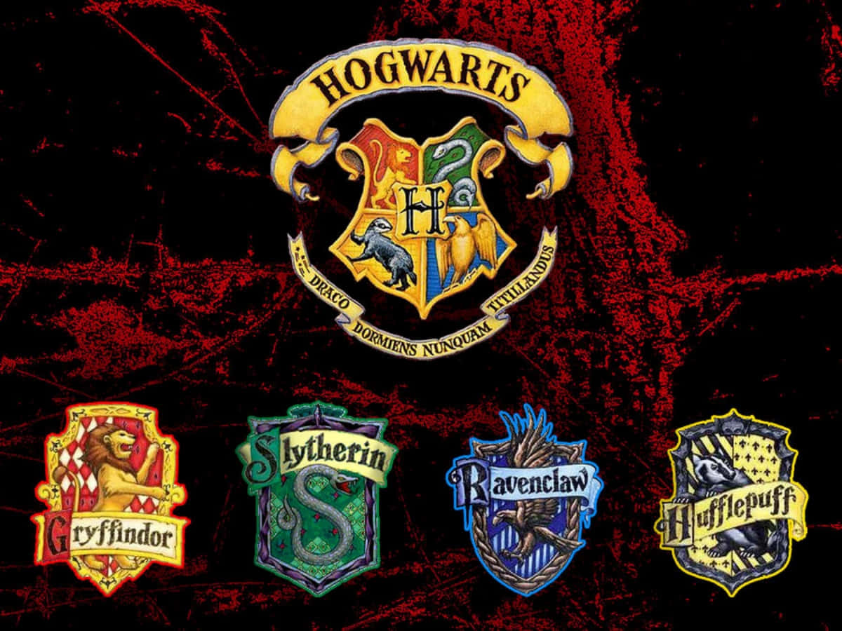 The Hogwarts Houses 桌布 壁紙 — 霍格華茲校徽及四個學院的徽章在深紅色紋理背景上發光，帶有飛濺效果。