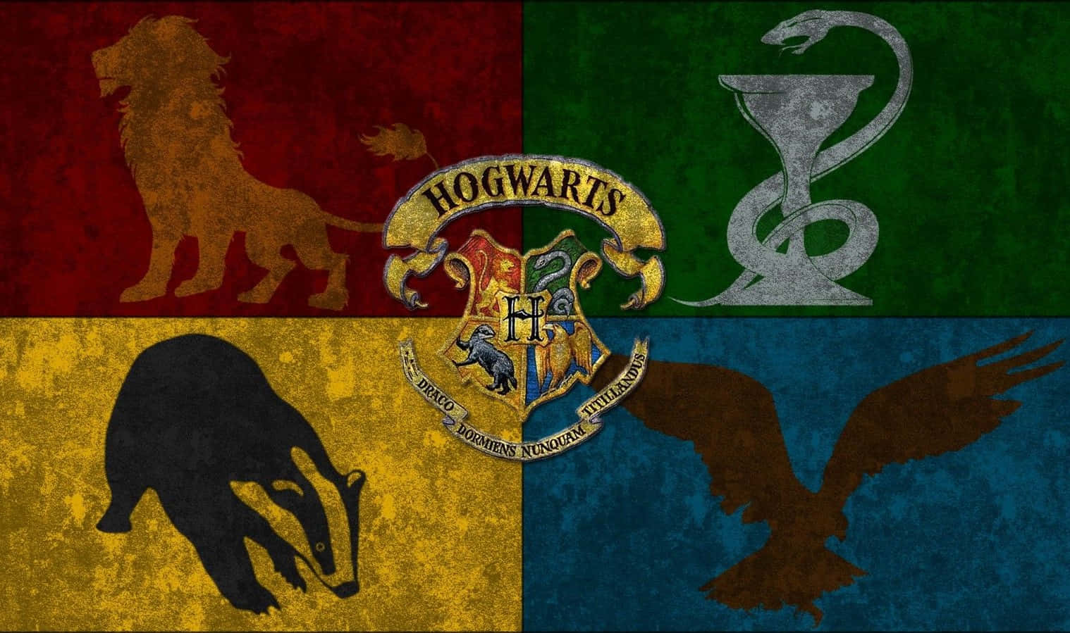 Hogwarts Crest 桌布 壁紙 — 霍格華茲校徽置中於四分旗幟上，展示獅子、蛇、獾和鷹的學院標誌。