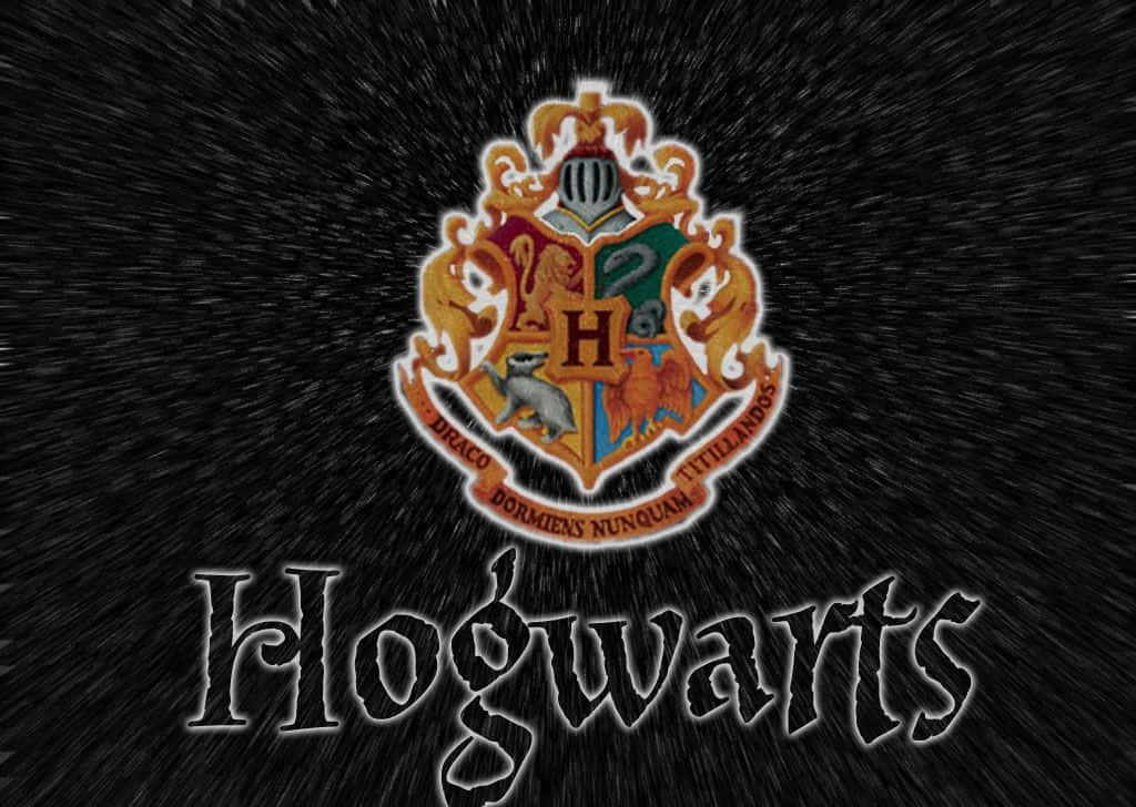 Hogwarts Crest 桌布 壁紙 — 霍格華茲的徽章在黑暗的星空背景下閃耀著鮮豔的色彩，下方有「Hogwarts」字樣。